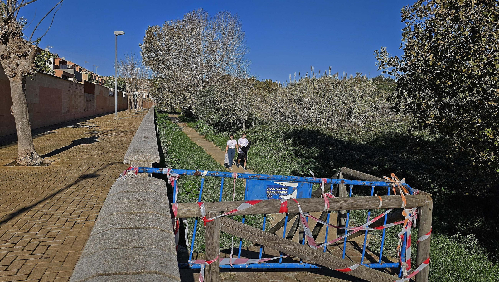 Fotos de los desperfectos en el sendero del parque fluvial del río Pícaro en Algeciras