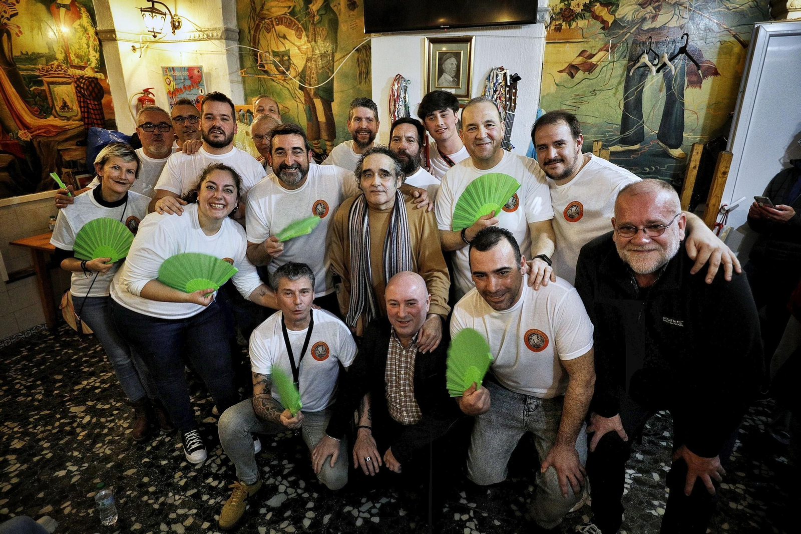 Los miembros de la antología ‘La herencia del bisabuelo’ en la peña Fletilla el día del estreno.