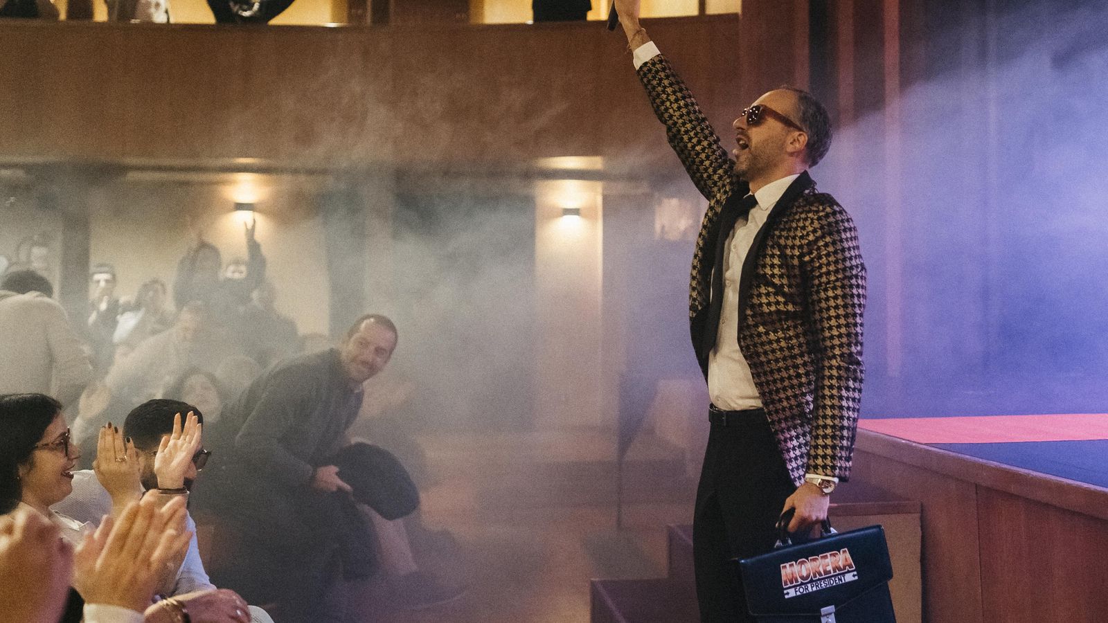 El espectáculo 'Morera for president' "vende" un programa electoral que está ya creando adeptos