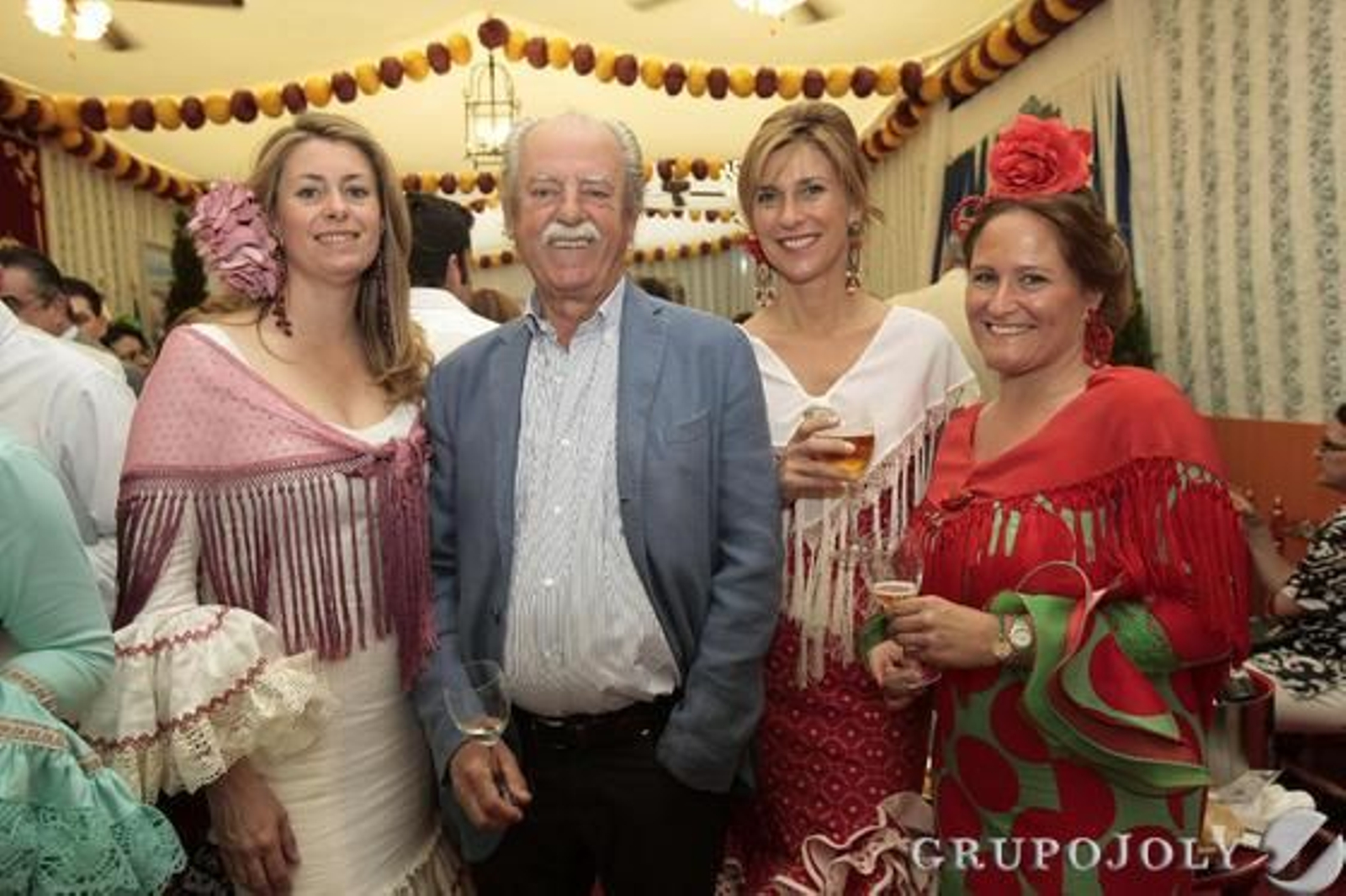 La edil de Economía y Hacienda, Leocadia Benavente, con la ex presidenta del parlamento navarro, Lola Eguren, Chuma Viscarret y Carolina Ortega.

Foto: Andres Mora - Fito Carreto