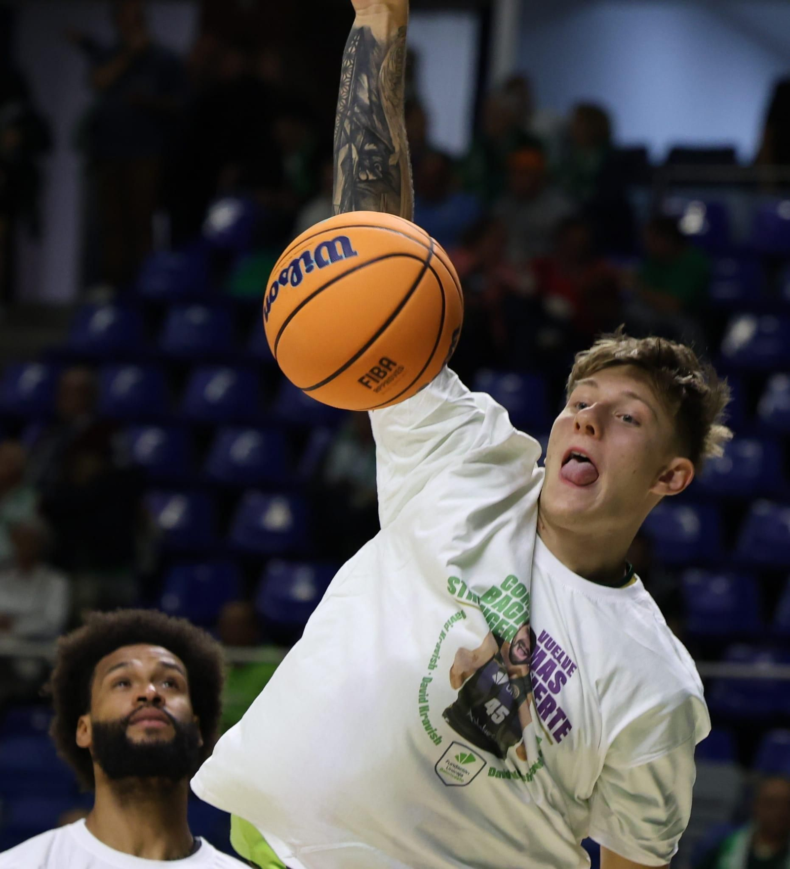 David Kravish, camisetas, vídeo y ovación para mandarle fuerzas