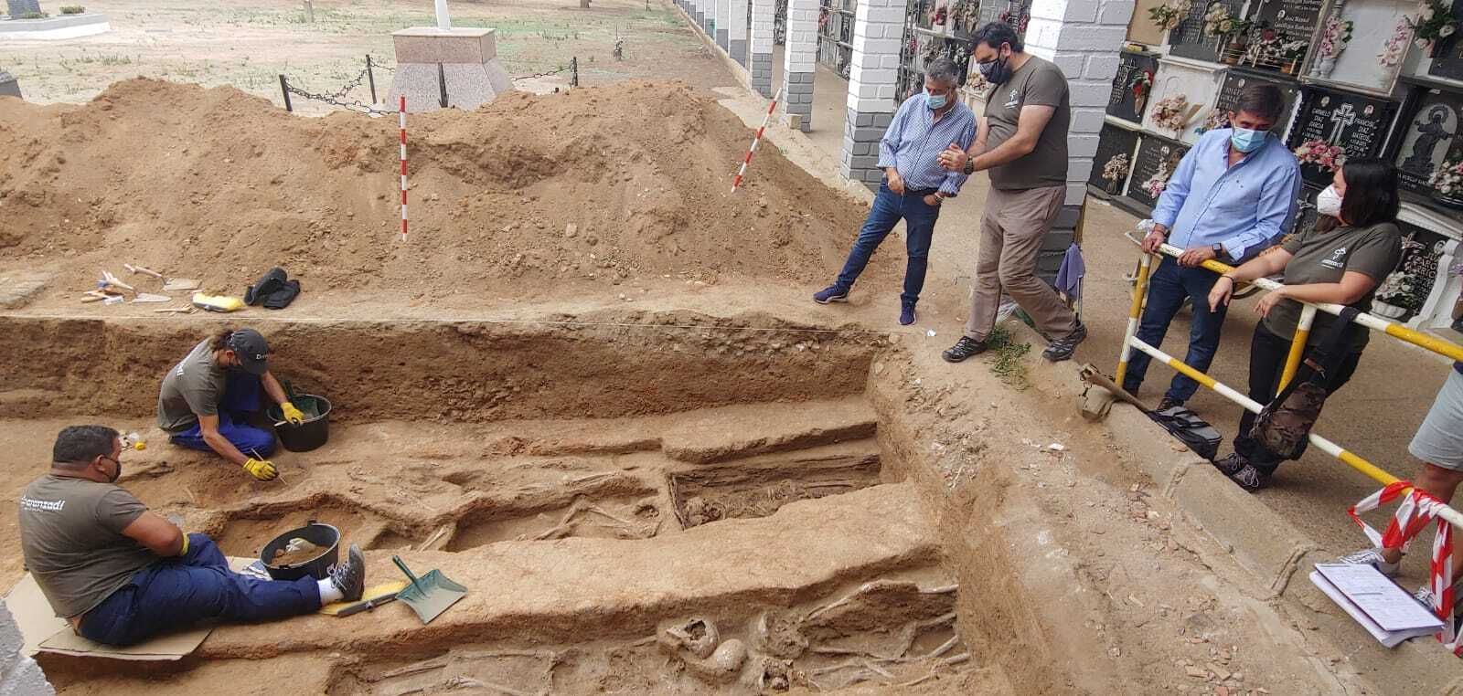 Visita a los trabajos de exhumación en el cementerio de Hinojosa del Duque.