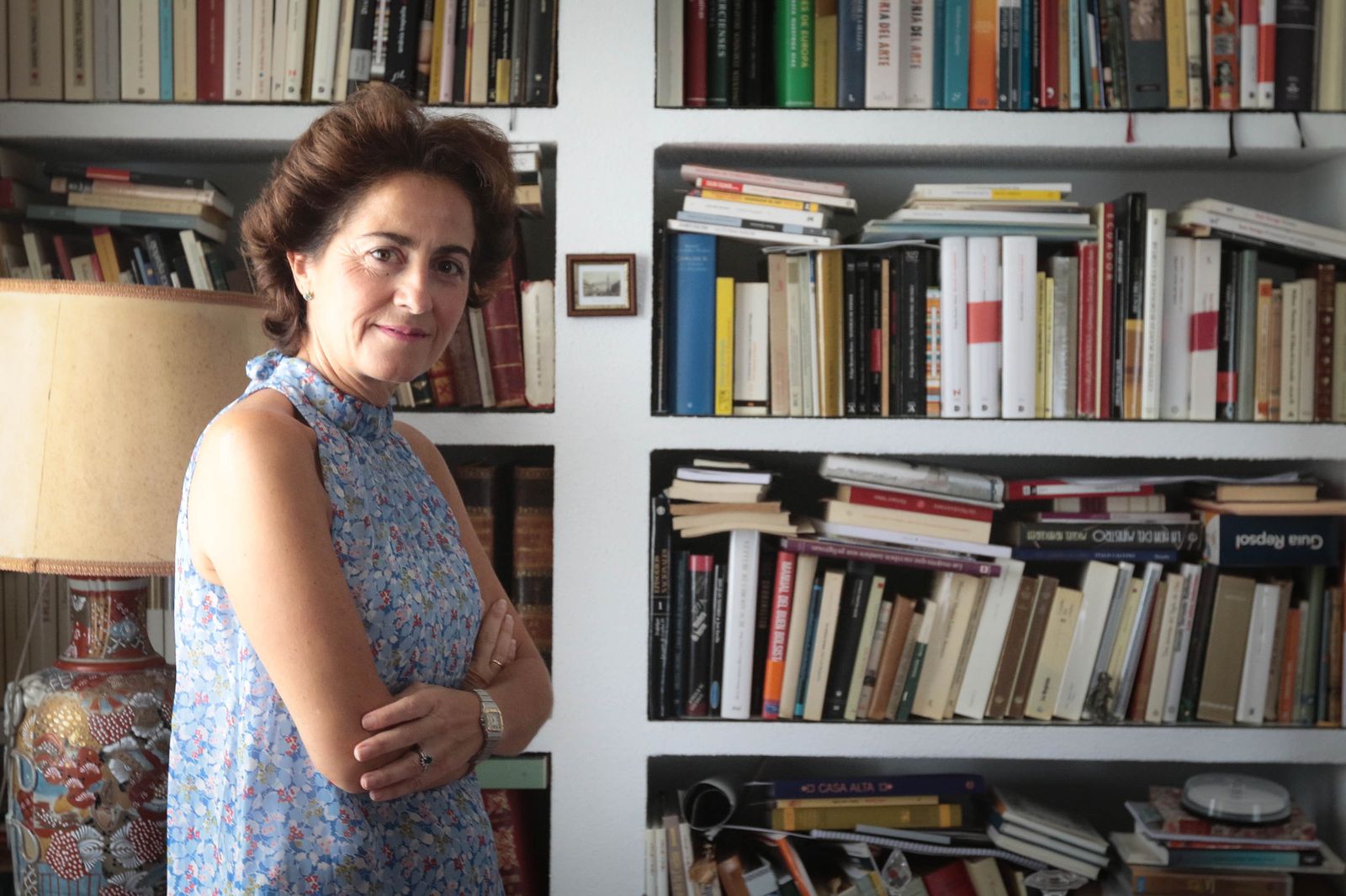 La abogada y escritora Carmen Oteo Barranco, en la biblioteca de su casa de Jerez.