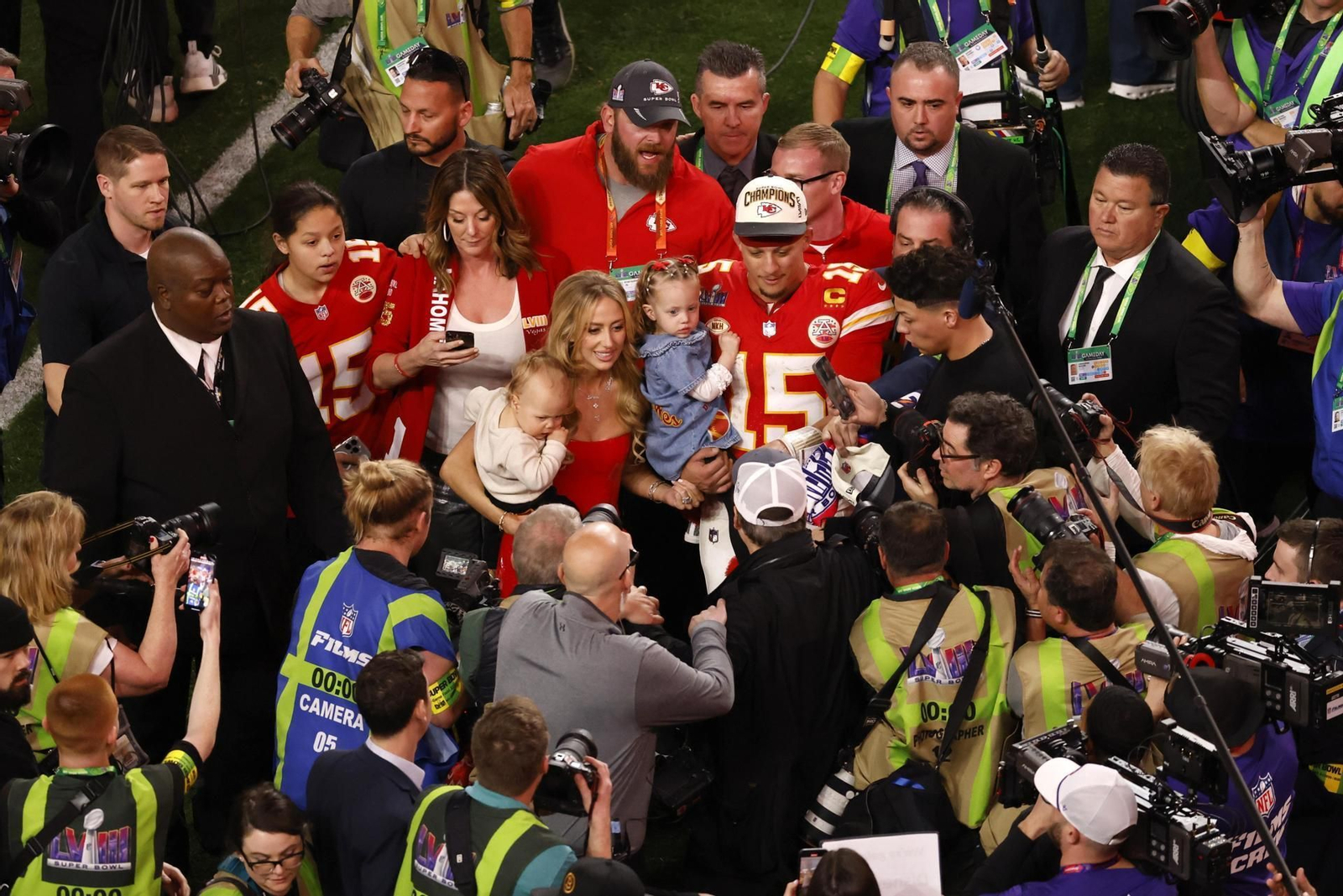 Mahomes celebra el título con su familia al final del partido.