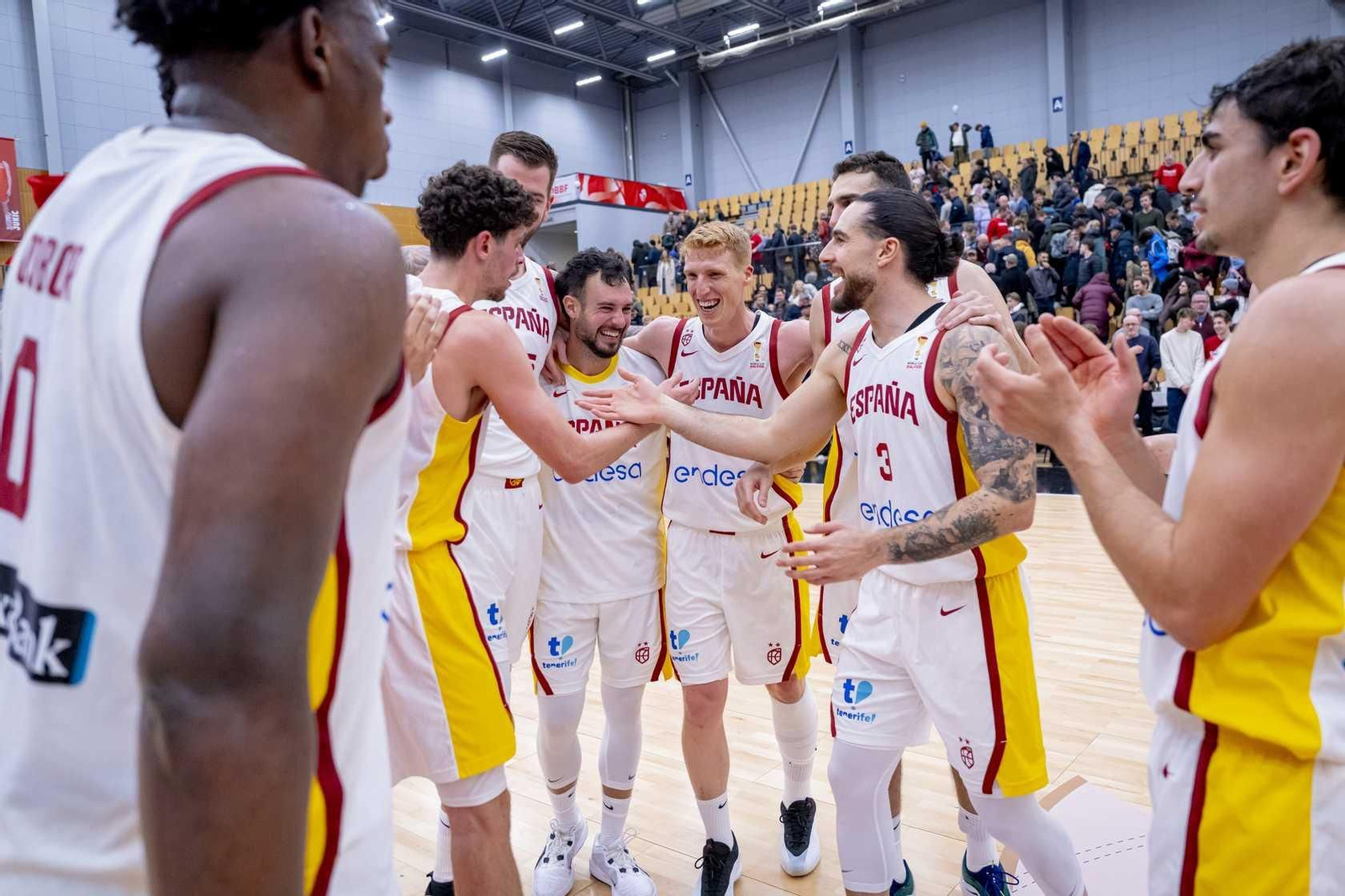 Cómodo inicio de la España de Chus Mateo con un buen Alberto Díaz