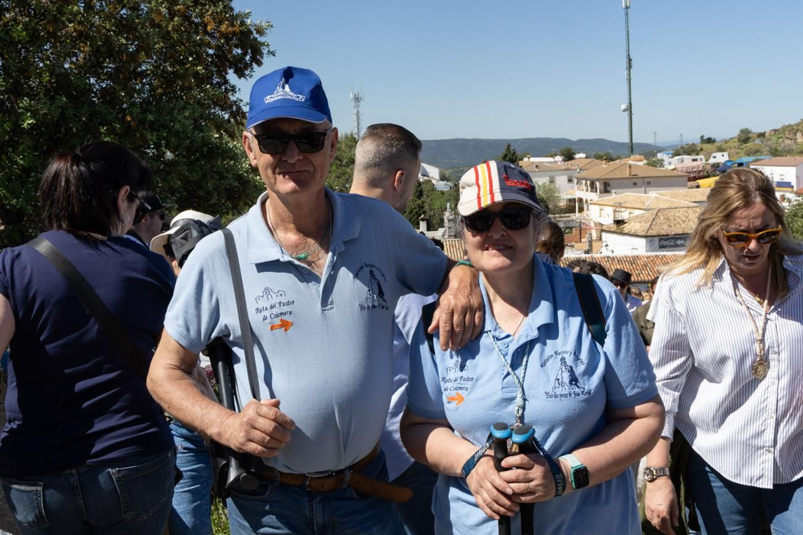 Miles de romeros acuden al encuentro de la Virgen de la Cabeza en su romería