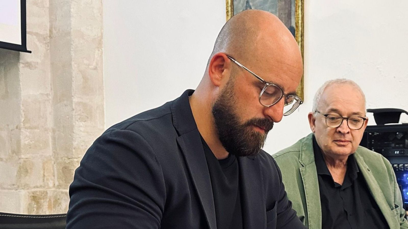 El alcalde, Germán Beardo, junto a Antonio Caraballo en el Ayuntamiento.