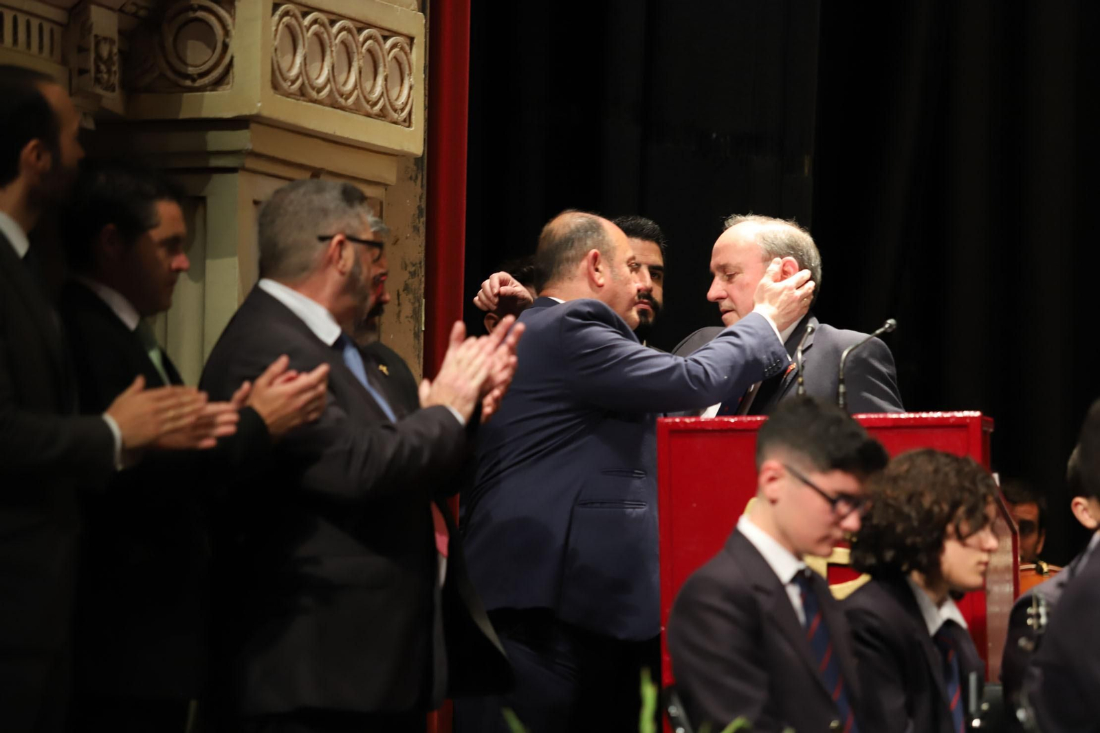 Presentan manto de la Virgen del Amor.