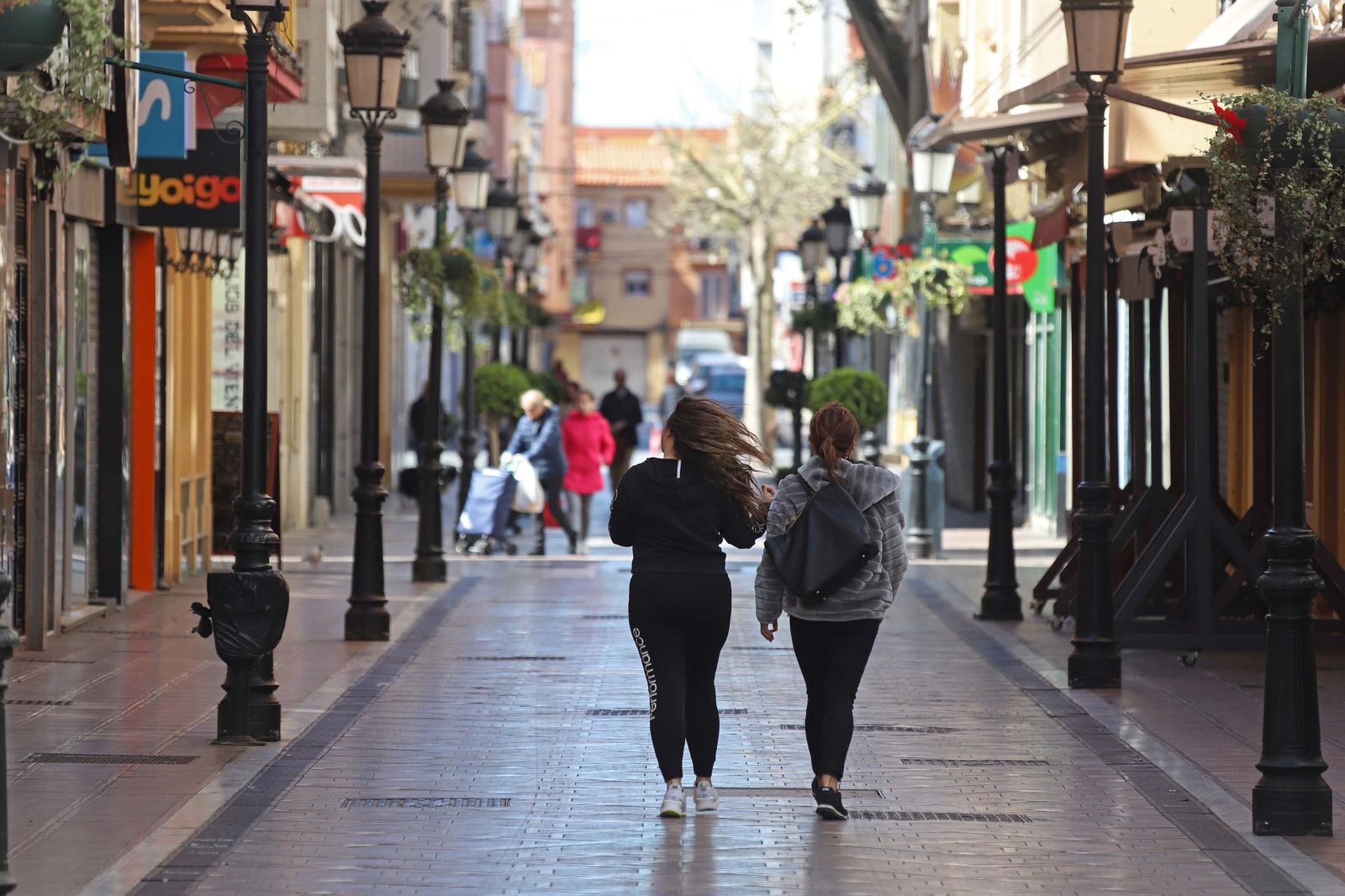 Dos personas caminan por La Línea.