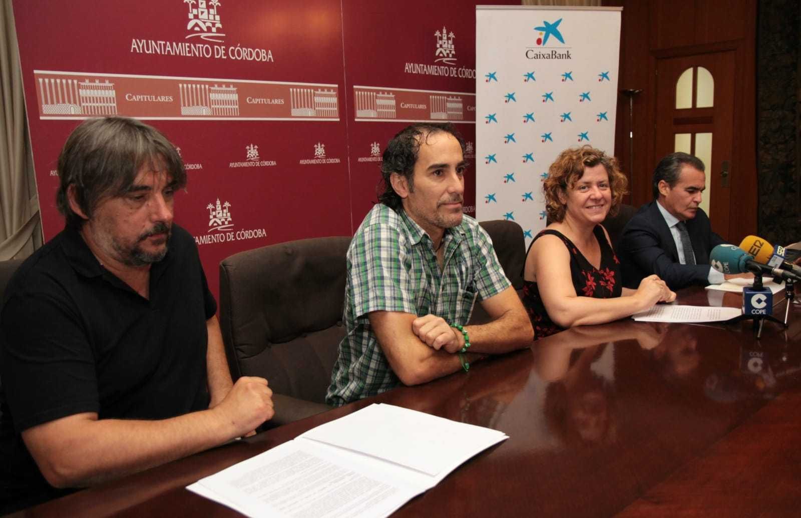 Los ediles y el responsable de La Caixa, en la firma del convenio.