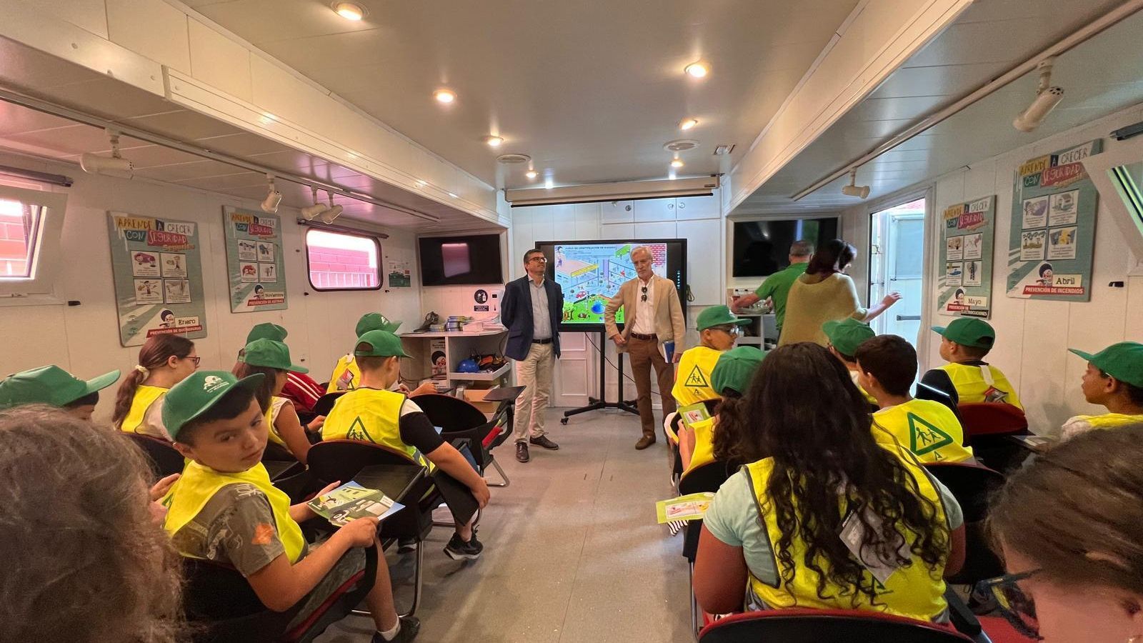 Visita a la unidad móvil en el colegio de Parque Nueva Granada Visita a la unidad móvil en el colegio de Parque Nueva Granada