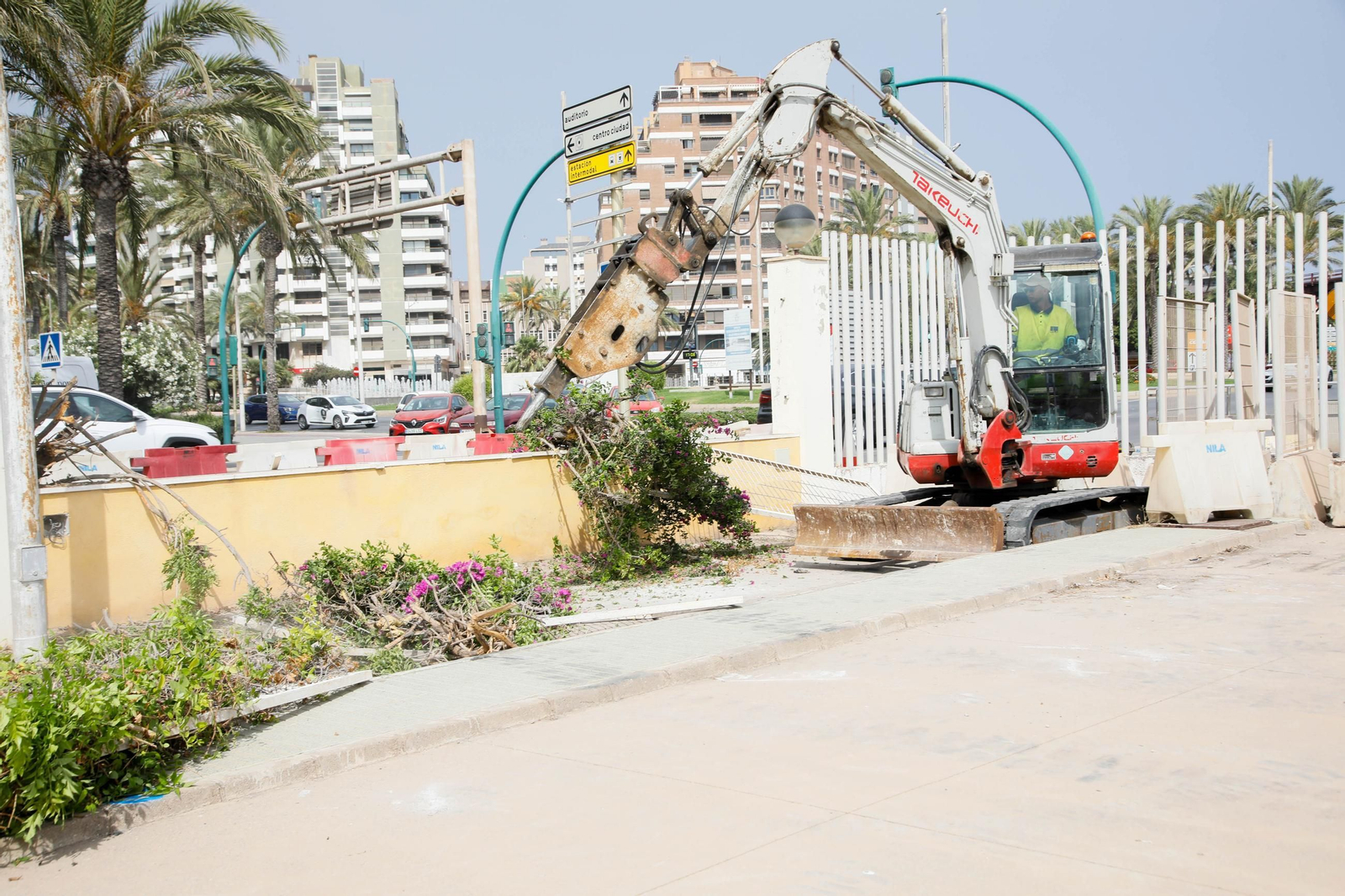 Las imágenes del derribo de la valla del Puerto, entrada de Muelle de Levante y Ribera I de Almería