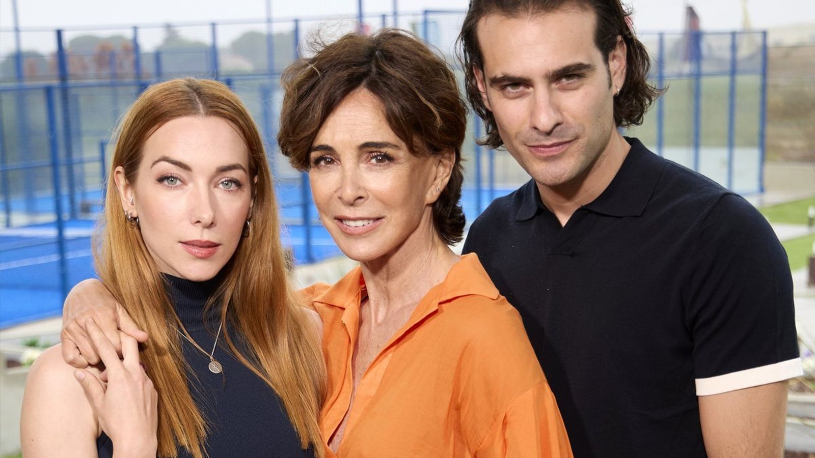 Lydia Bosch con dos de los coprotagonistas del serial 'Mía es la venganza'
