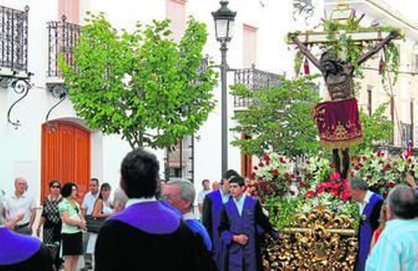 Procesión del Santo Cristo por las calles del pueblo.