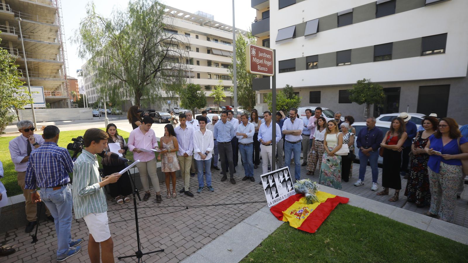Un miembro de Nuevas Generaciones del PP de Córdoba lee el manifiesto.
