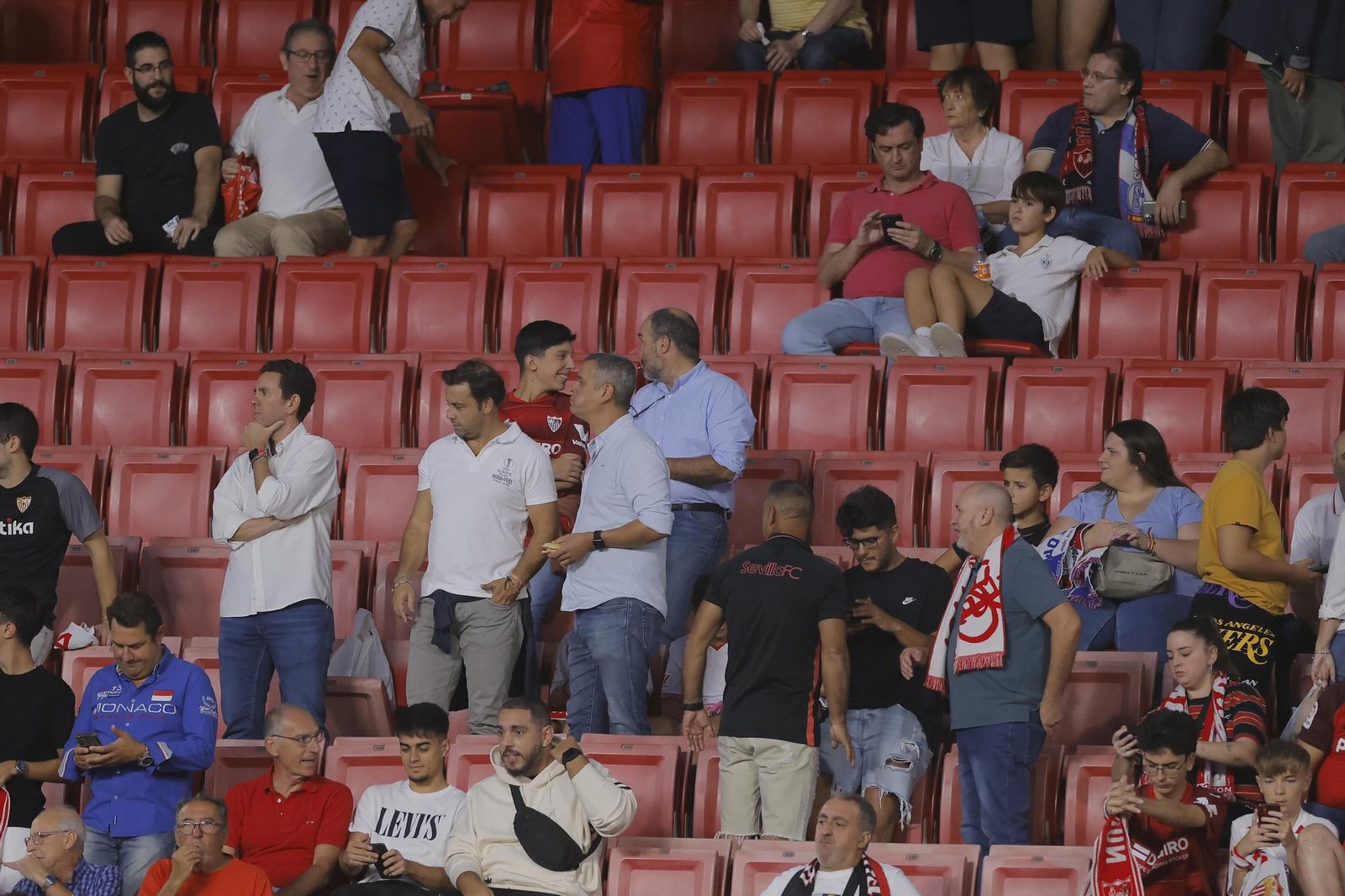 Búscate en las fotos del Sevilla-Lens