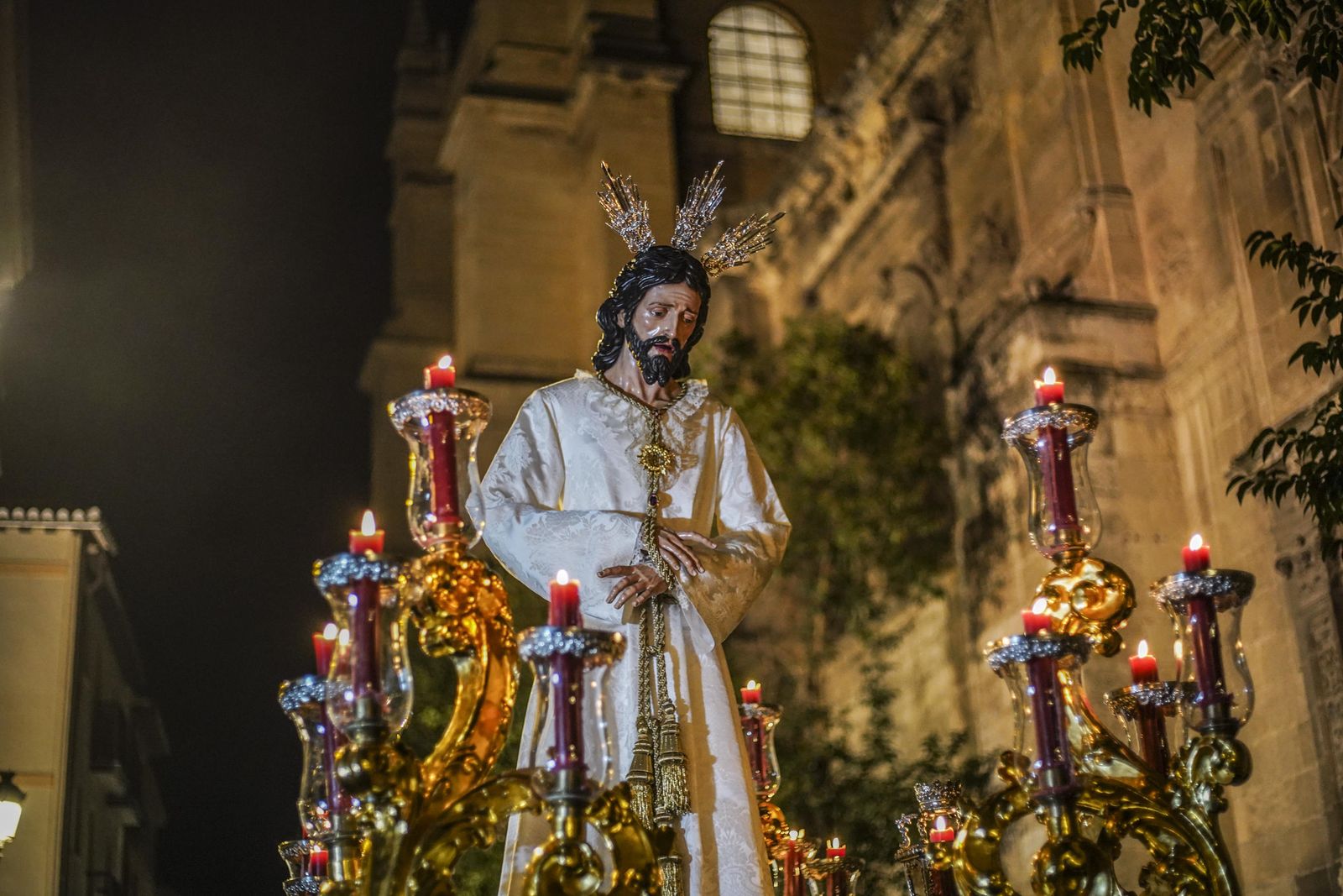 El vía crucis de las cofradías, en imágenes