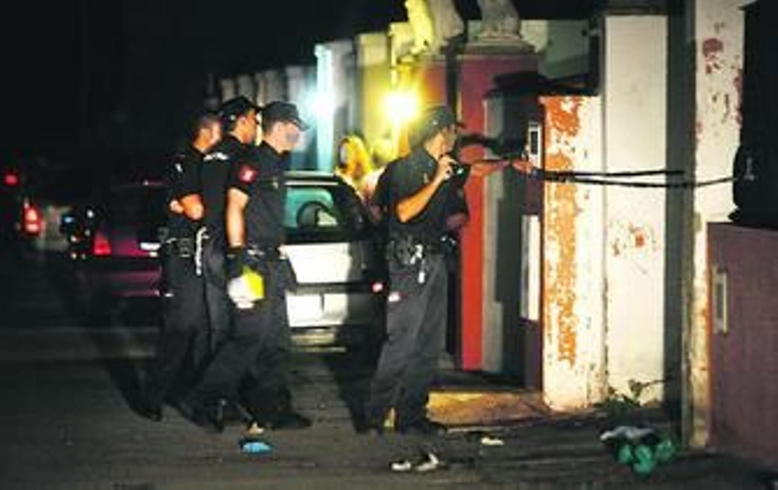 Los agentes de la Policía Nacional, ayer por la noche en el lugar de los hechos.