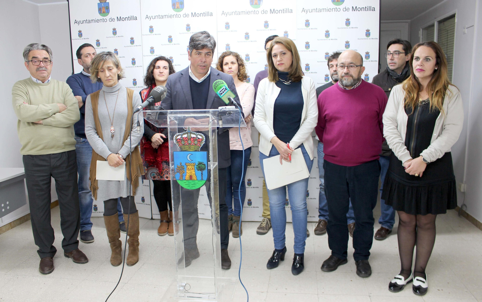 El alcalde de Montilla, Rafael Llamas, al frente del equipo de gobierno. El alcalde de Montilla, Rafael Llamas, al frente del equipo de gobierno.