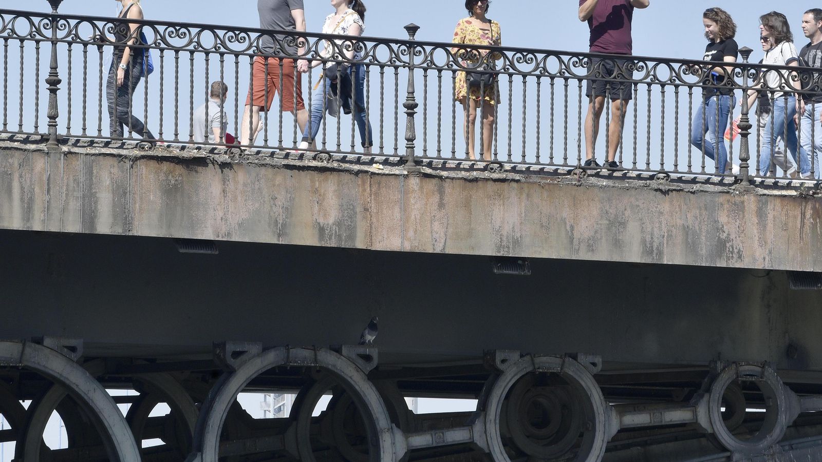Turistas en el puente de Triana