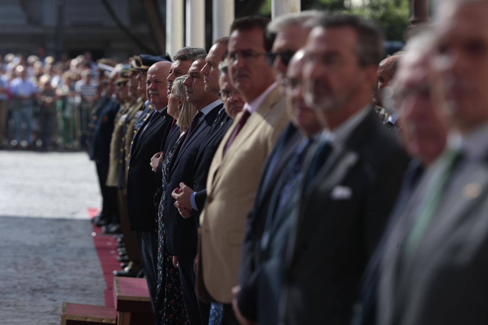 Las imágenes del acto de izado de la Bandera Nacional en la Plaza de San Francisco