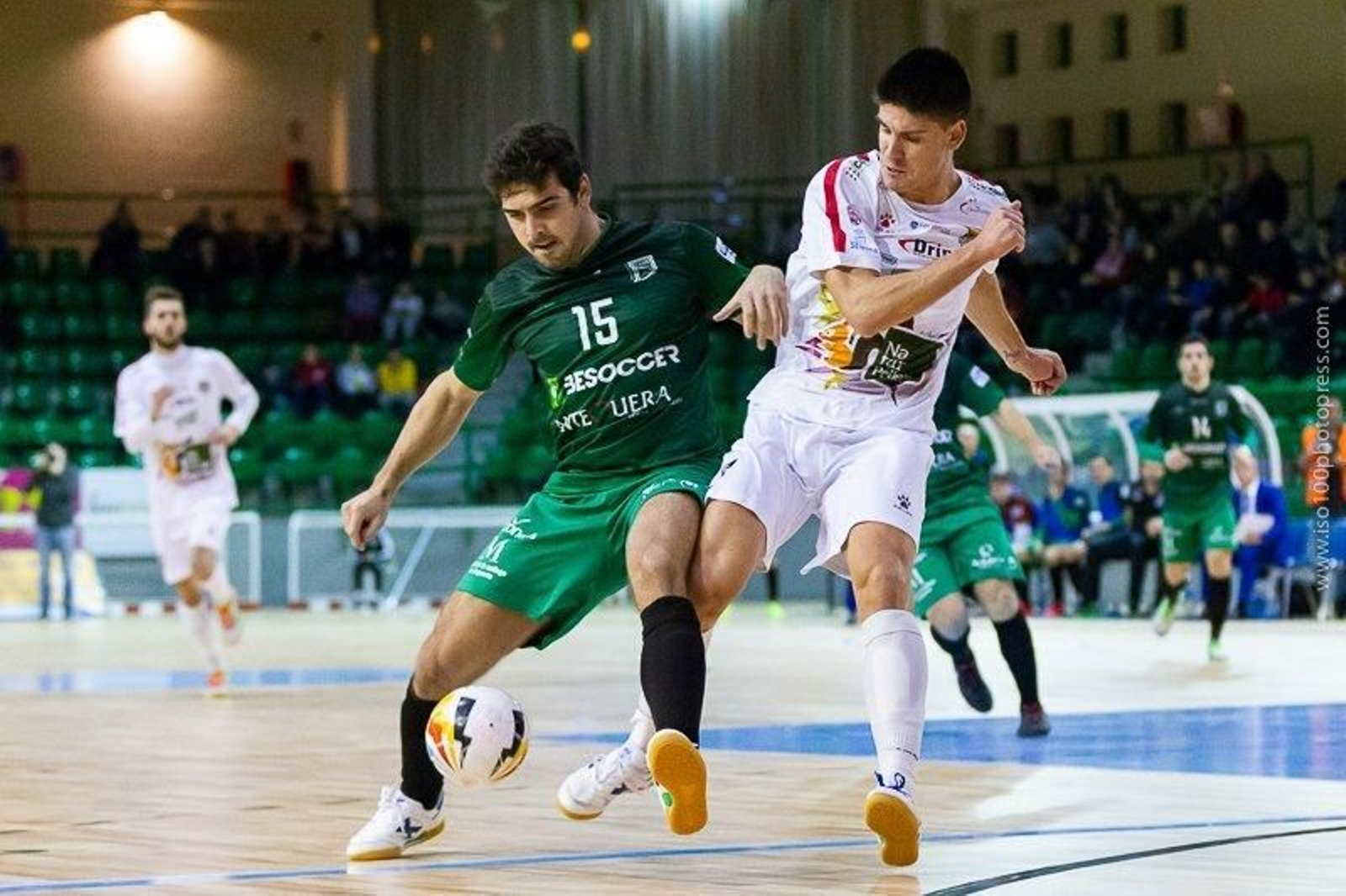 Miguel Fernández, protegiendo el balón en un partido.