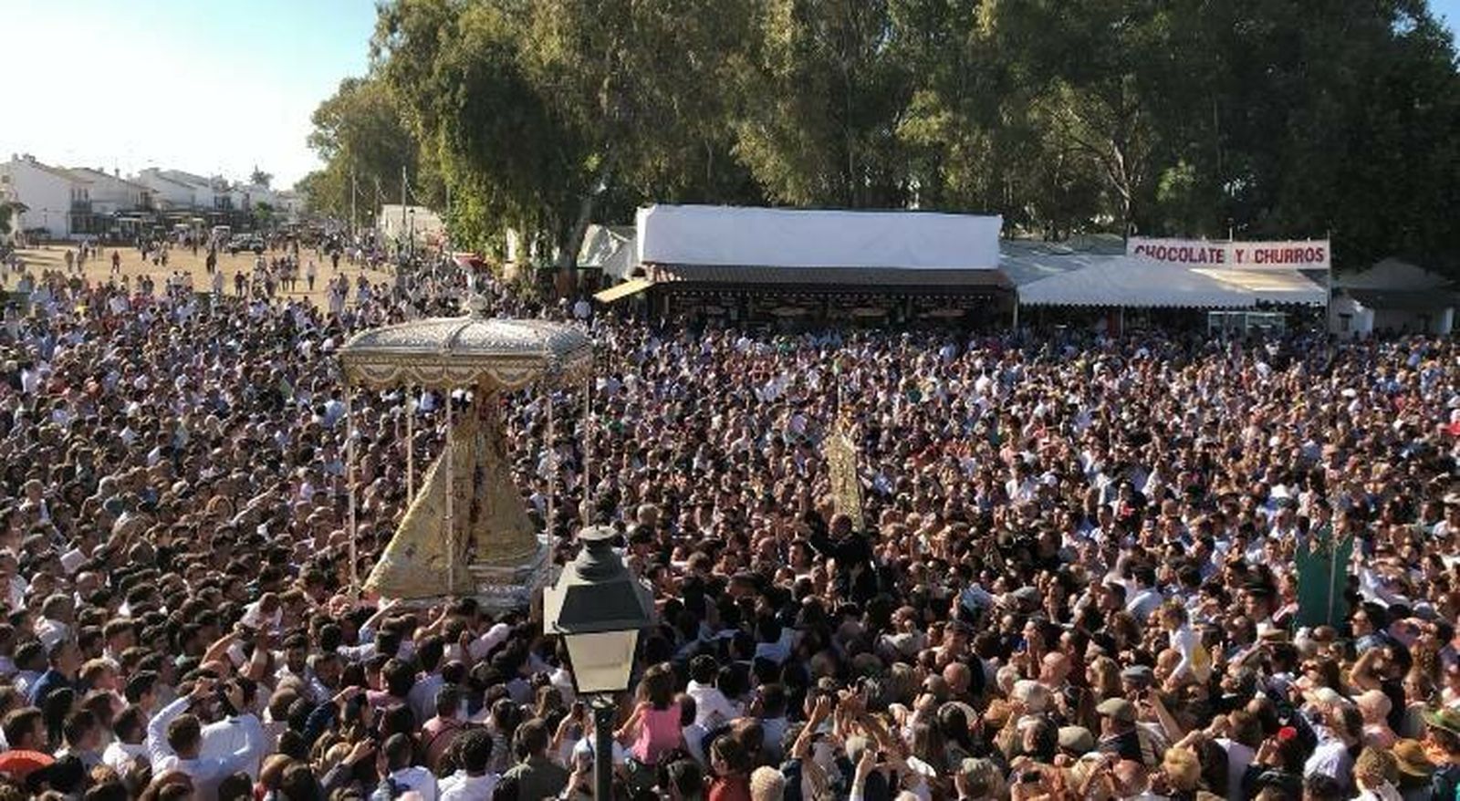 La Virgen del Rocío ante el Simpecado de Almería.