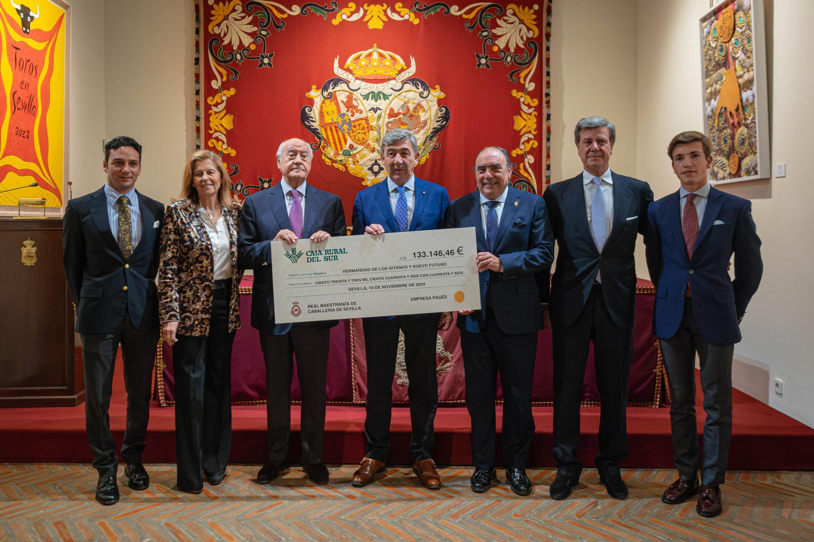 El teniente de la Maestranza y el gerente de Pagés entregan el cheque con los beneficios del festival.