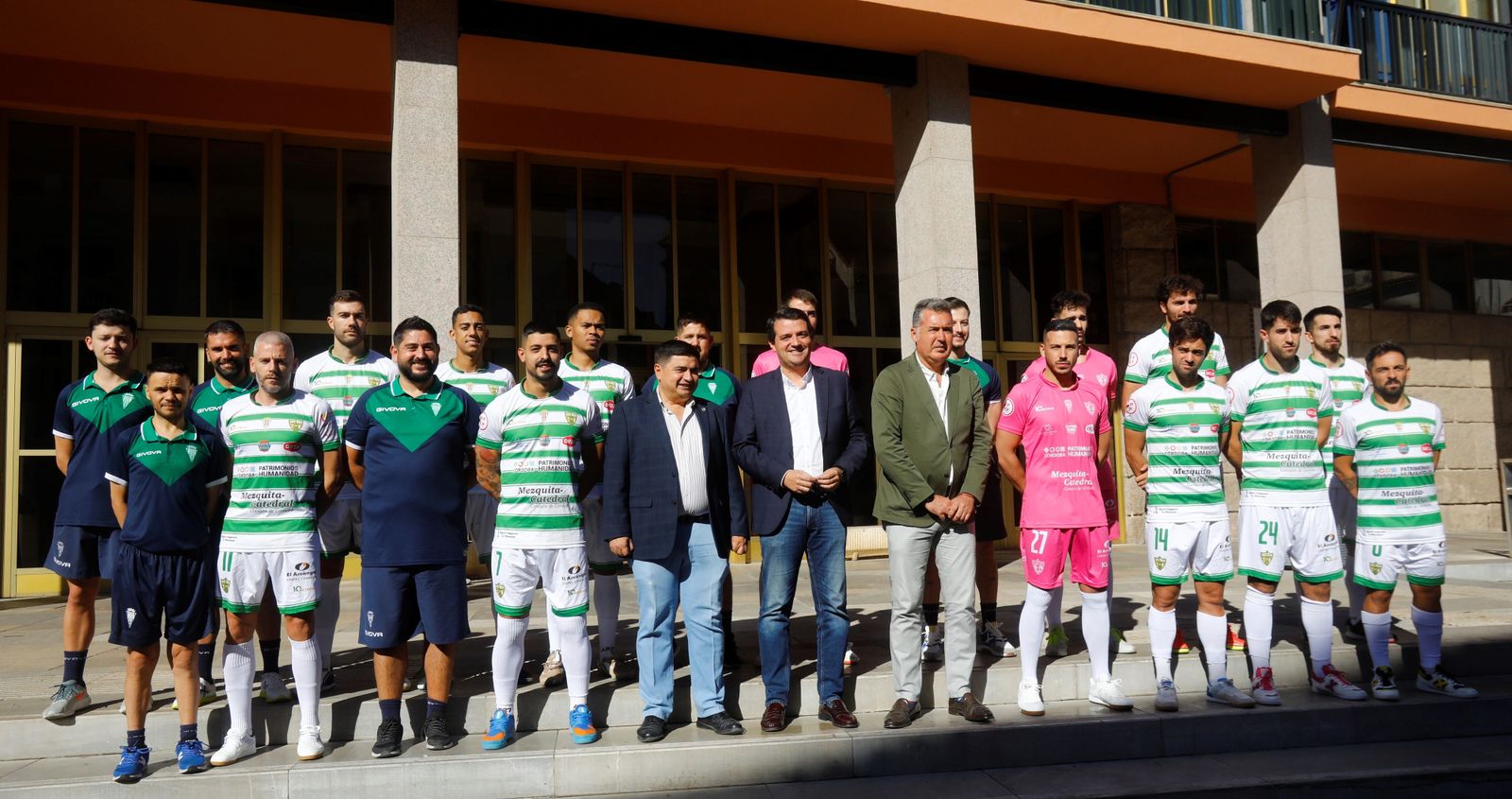 Los miembros del Córdoba Futsal, junto al alcalde, a las puertas del Ayuntamiento.