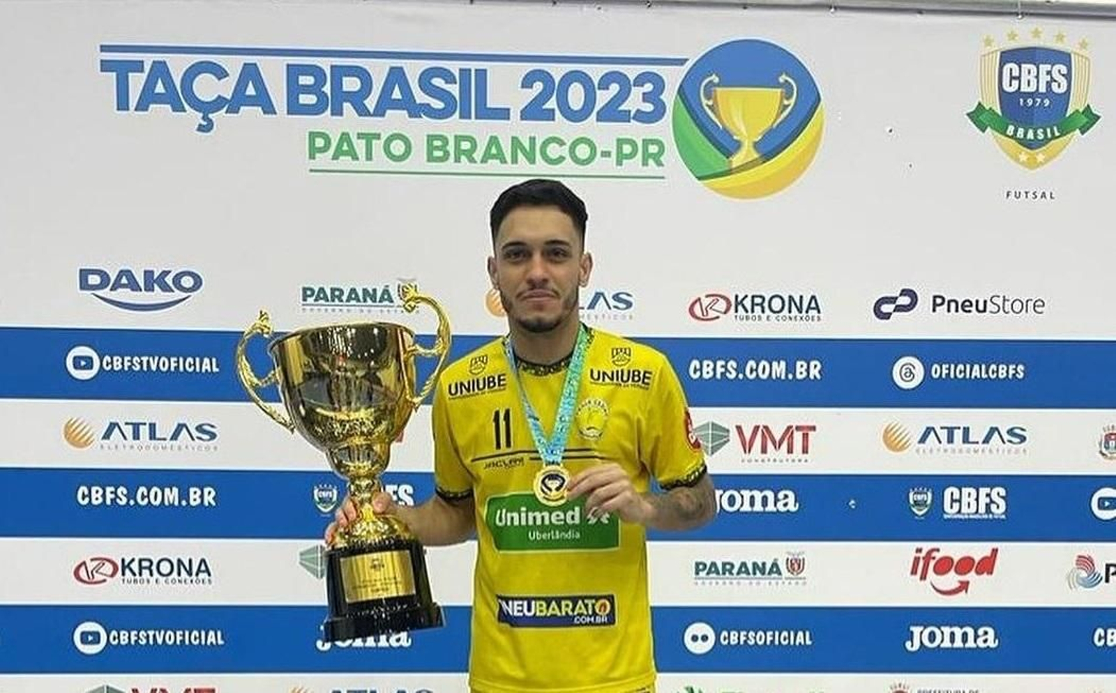 Huguinho posa con el título conseguido con el Praia en 2023.