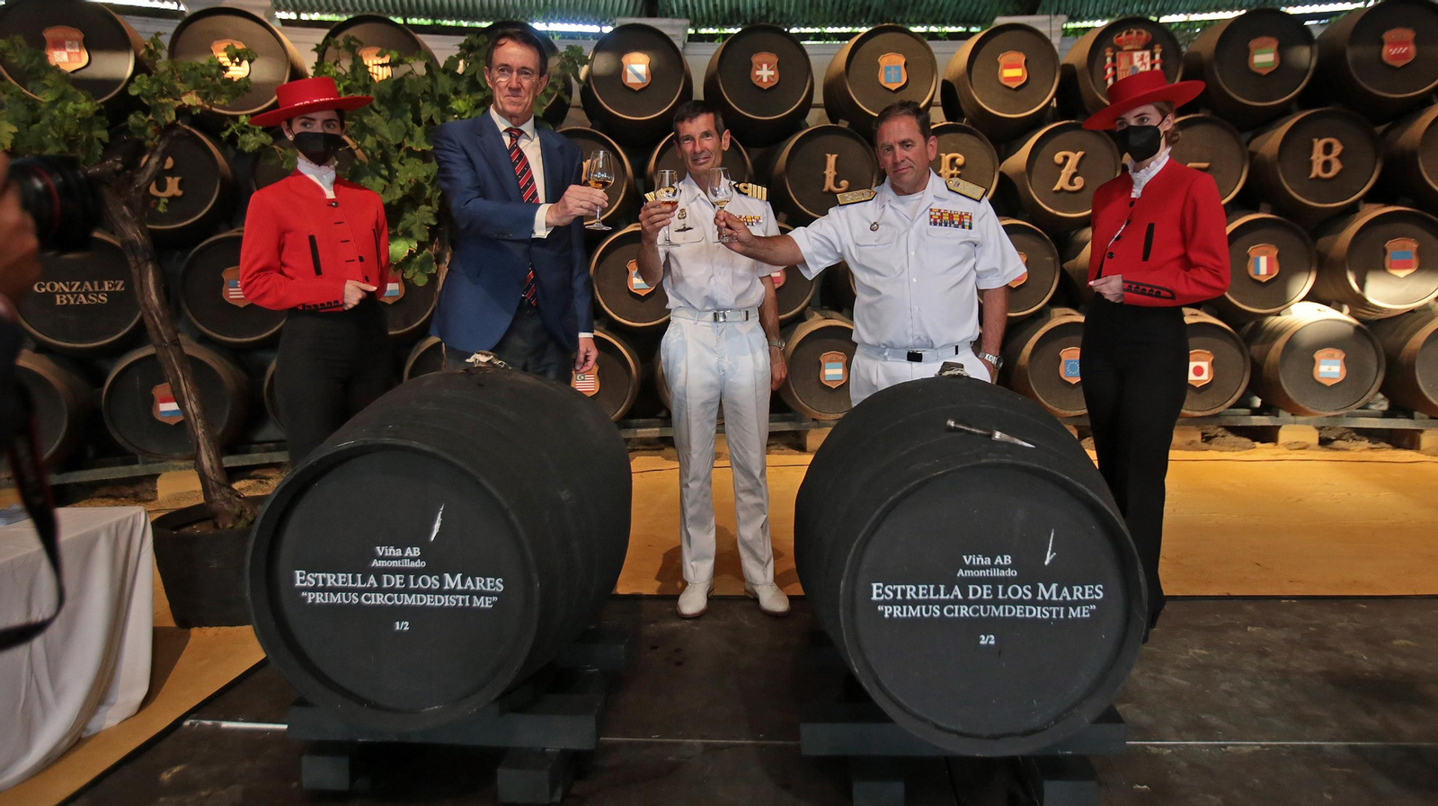 Mauricio González-Gordon brinda junto a Santiago de Colsa y Eugenio Díaz del Río. González Byass recibe las botas que han navegado en el Juan Sebastián Elcano