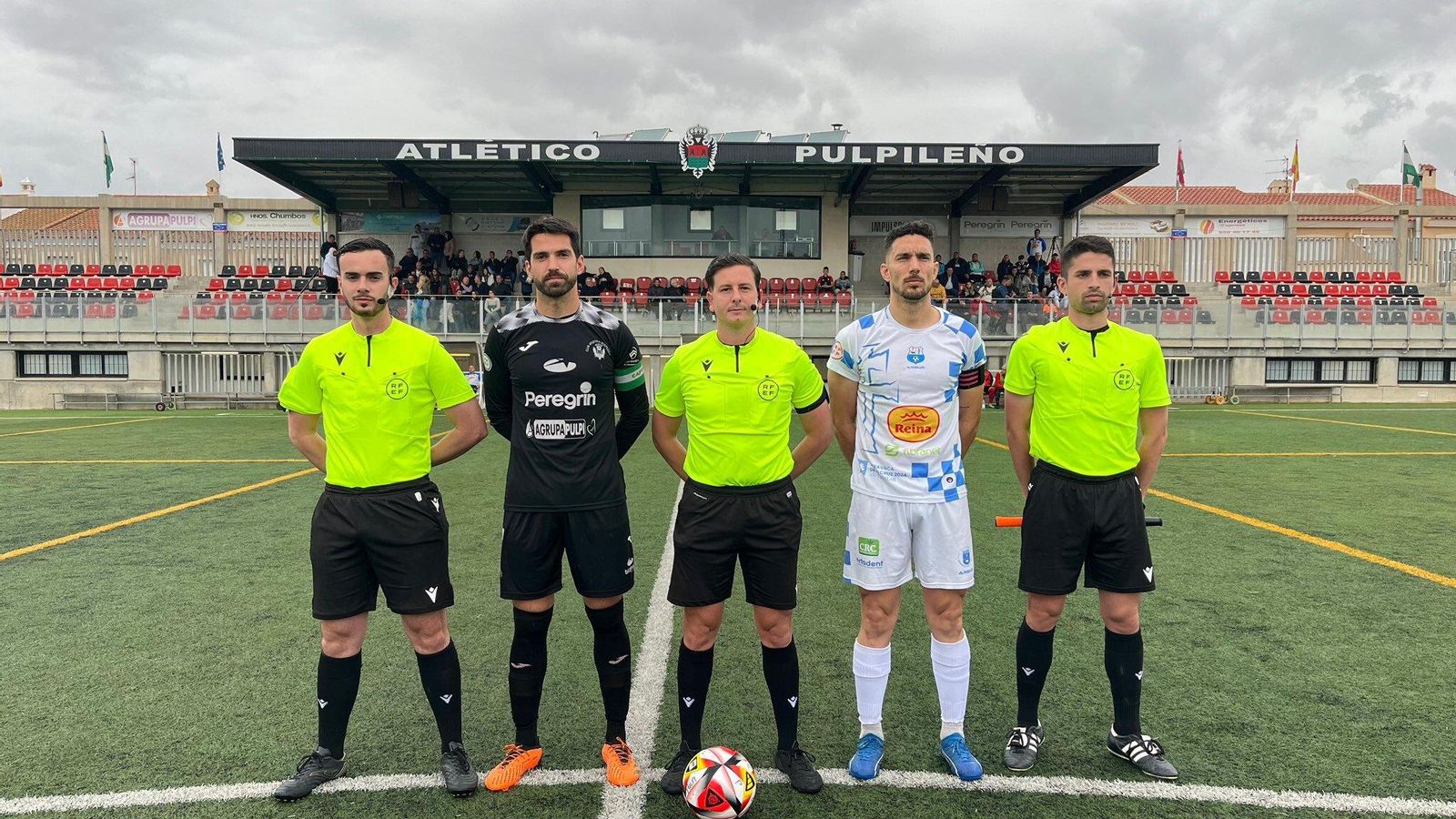 Los capitanes de ambos equipos posan junto al trío arbitral.