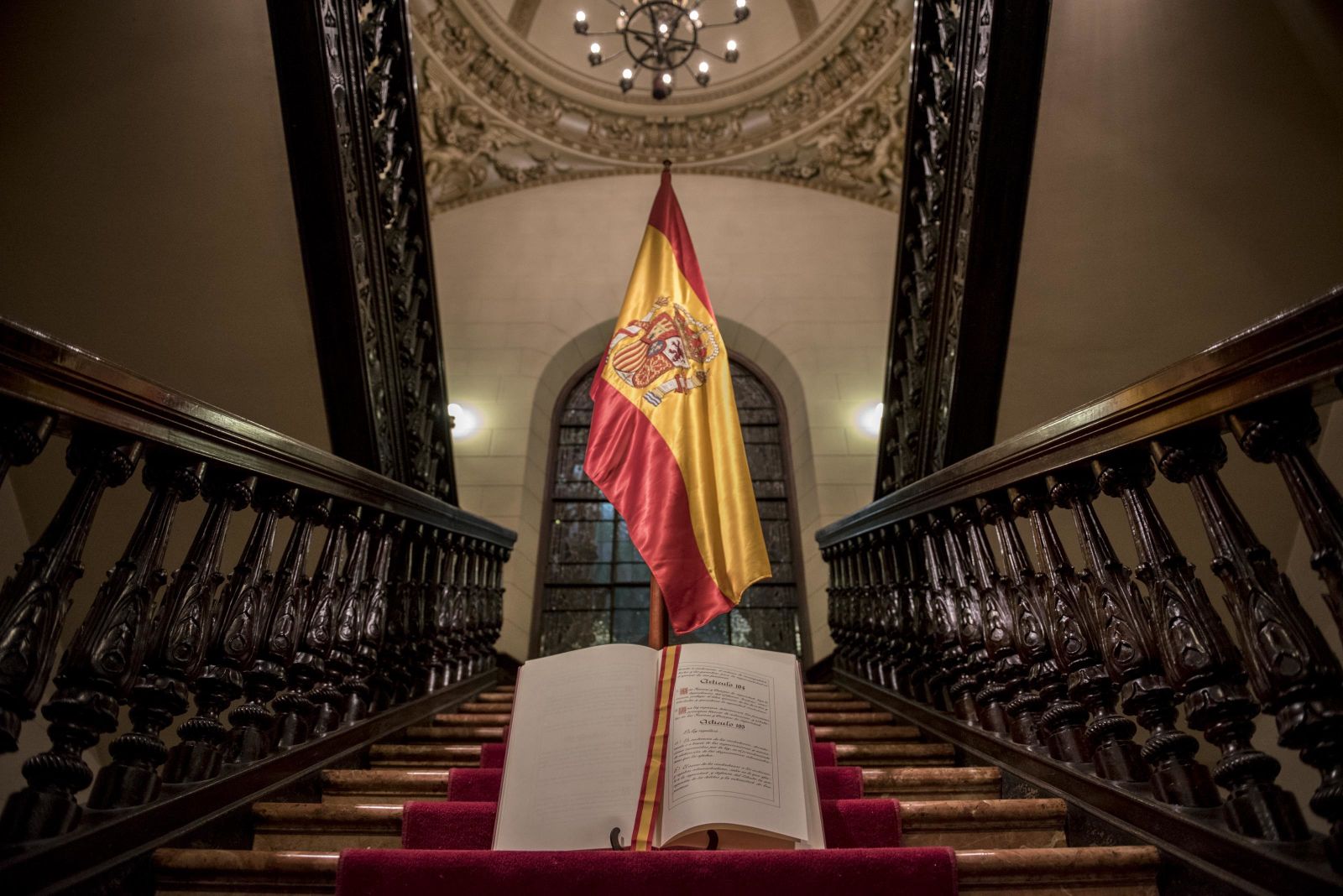 La constitución española bajo la bandera de España