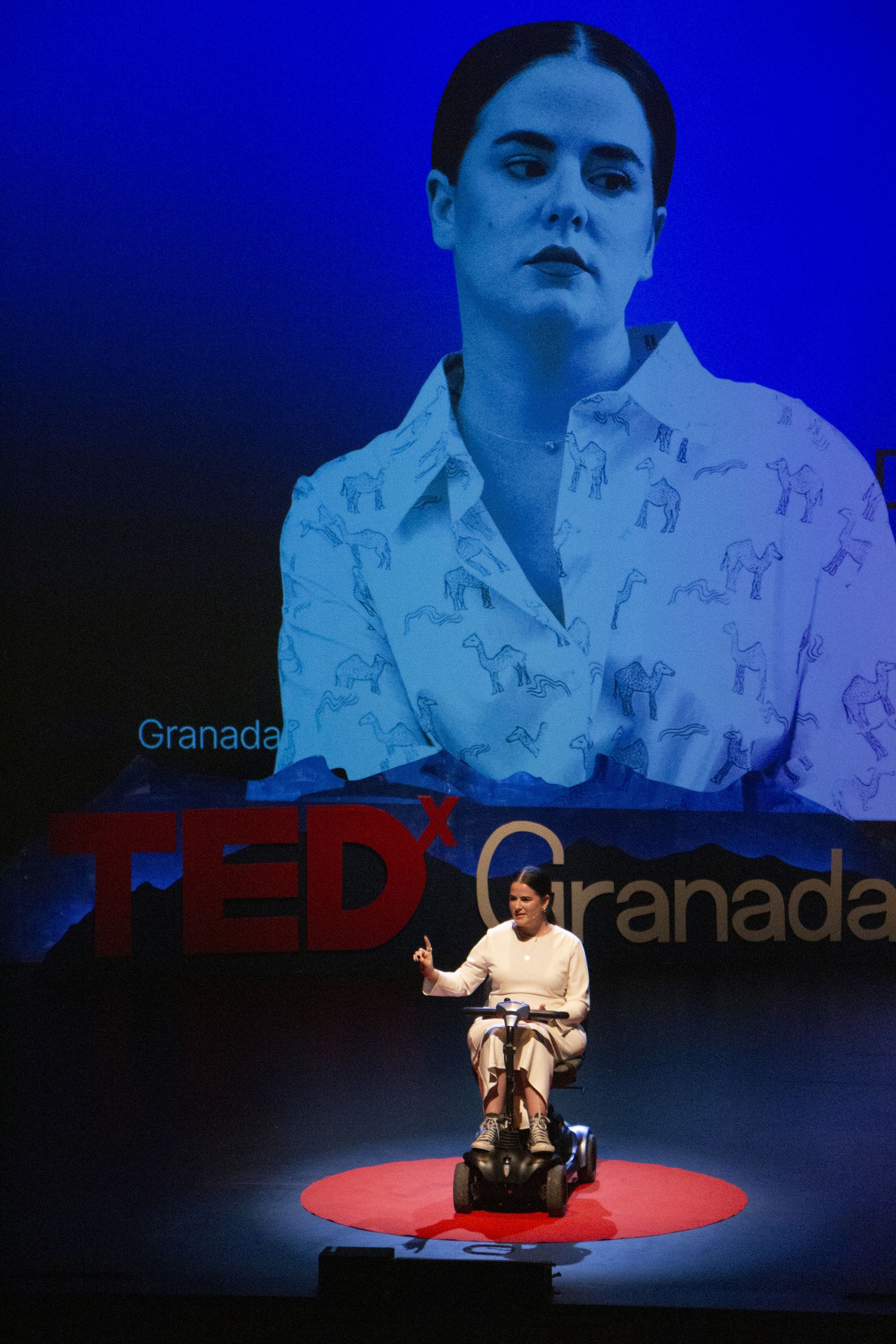 Anabel impartiendo la charla TED