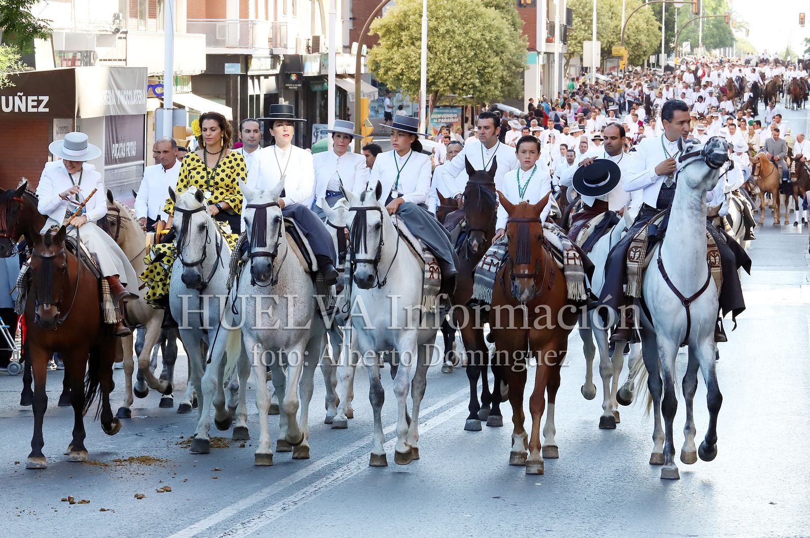Imágenes de ambiente en la salida de la Hermandad de Huelva