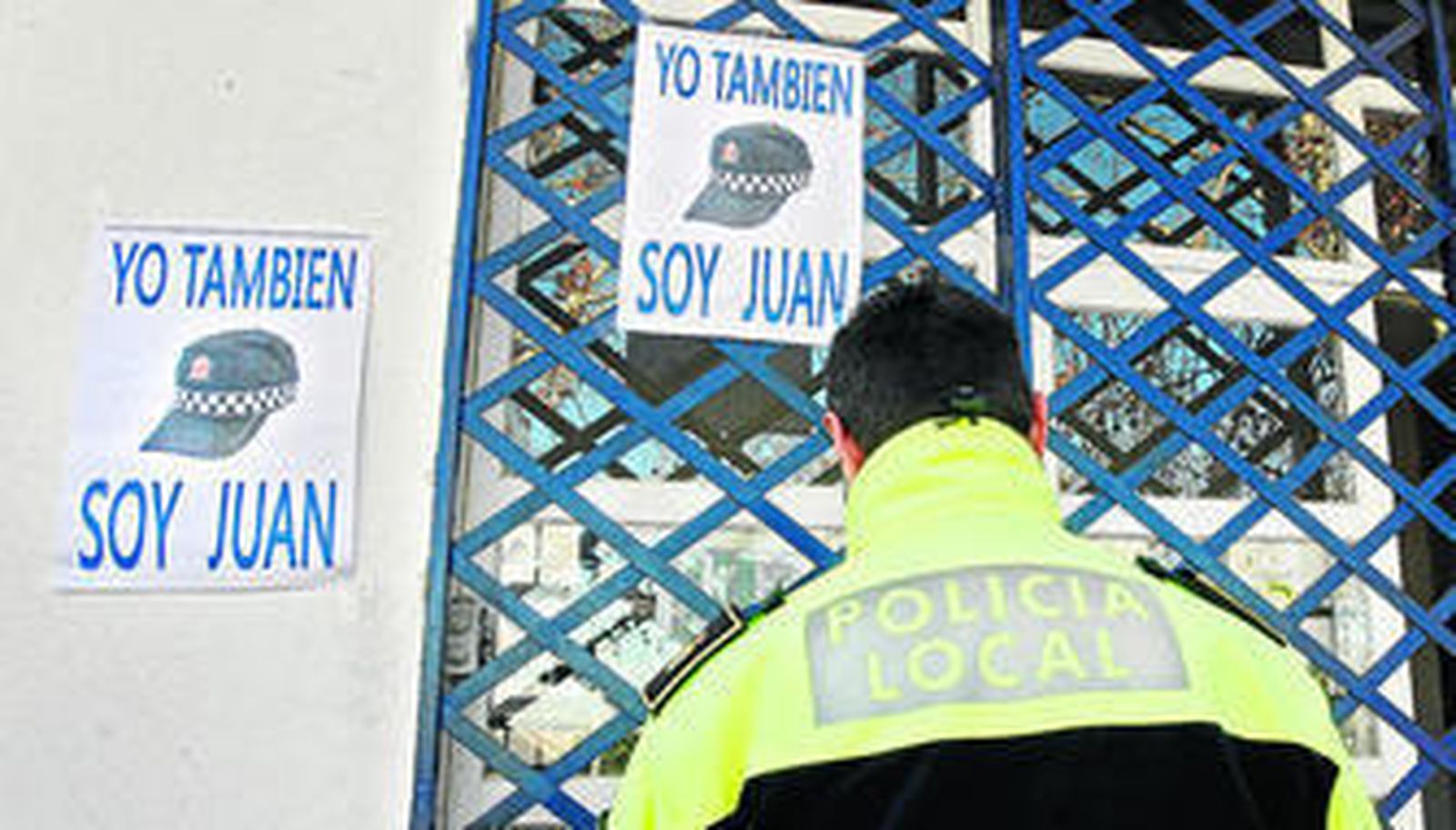 Carteles de apoyo a Juan Cadenas en la puerta de la comisaría de la policía local de Puerto Serrano, el pasado miércoles.