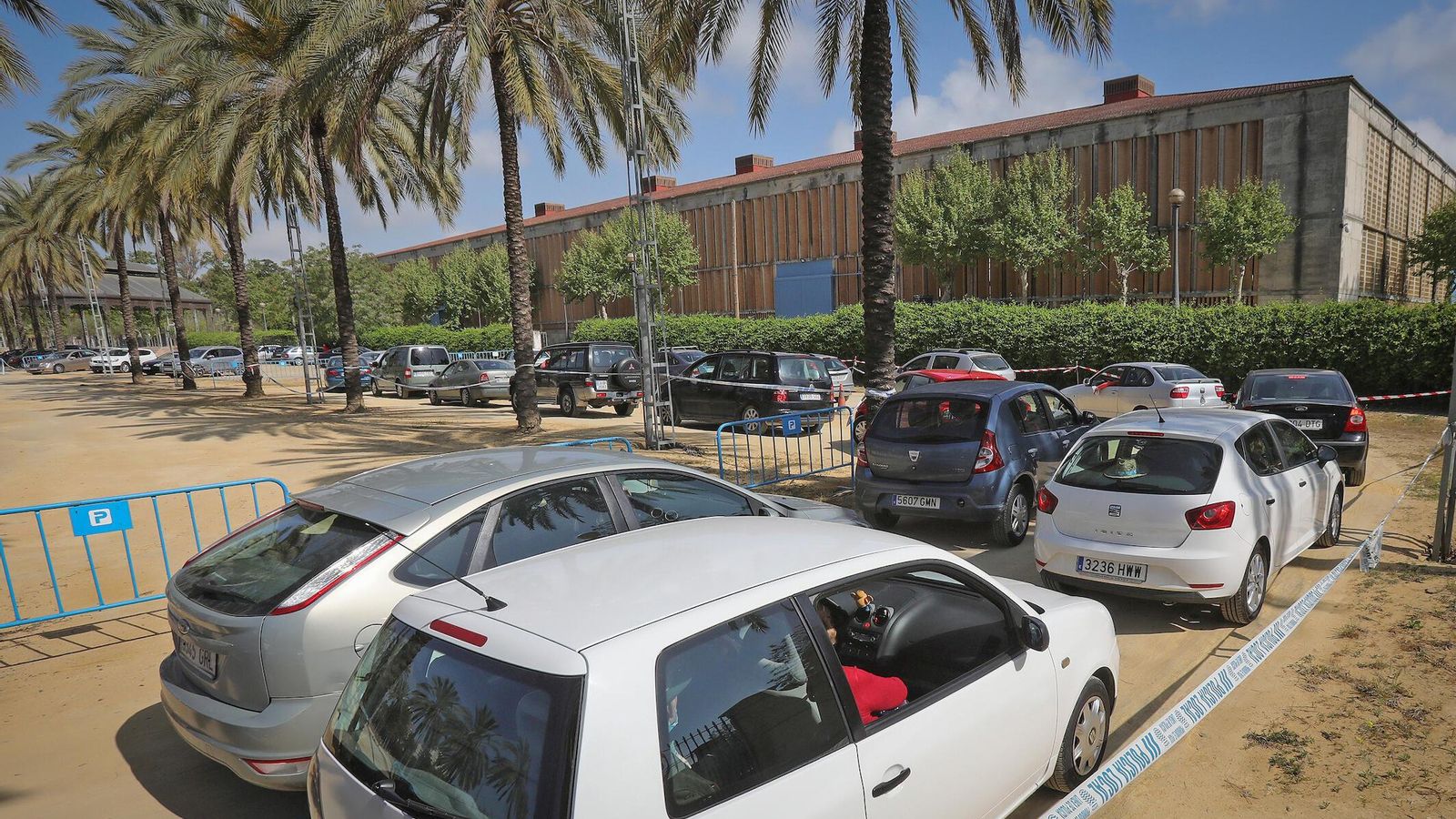 Colas para acceder a la vacunación en Ifeca, este lunes.