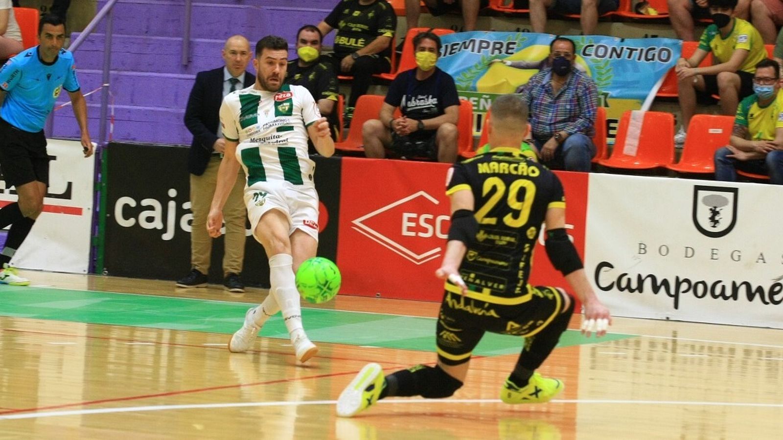 Saura intenta superar con su disparo al meta del Jaén Paraíso Interior.