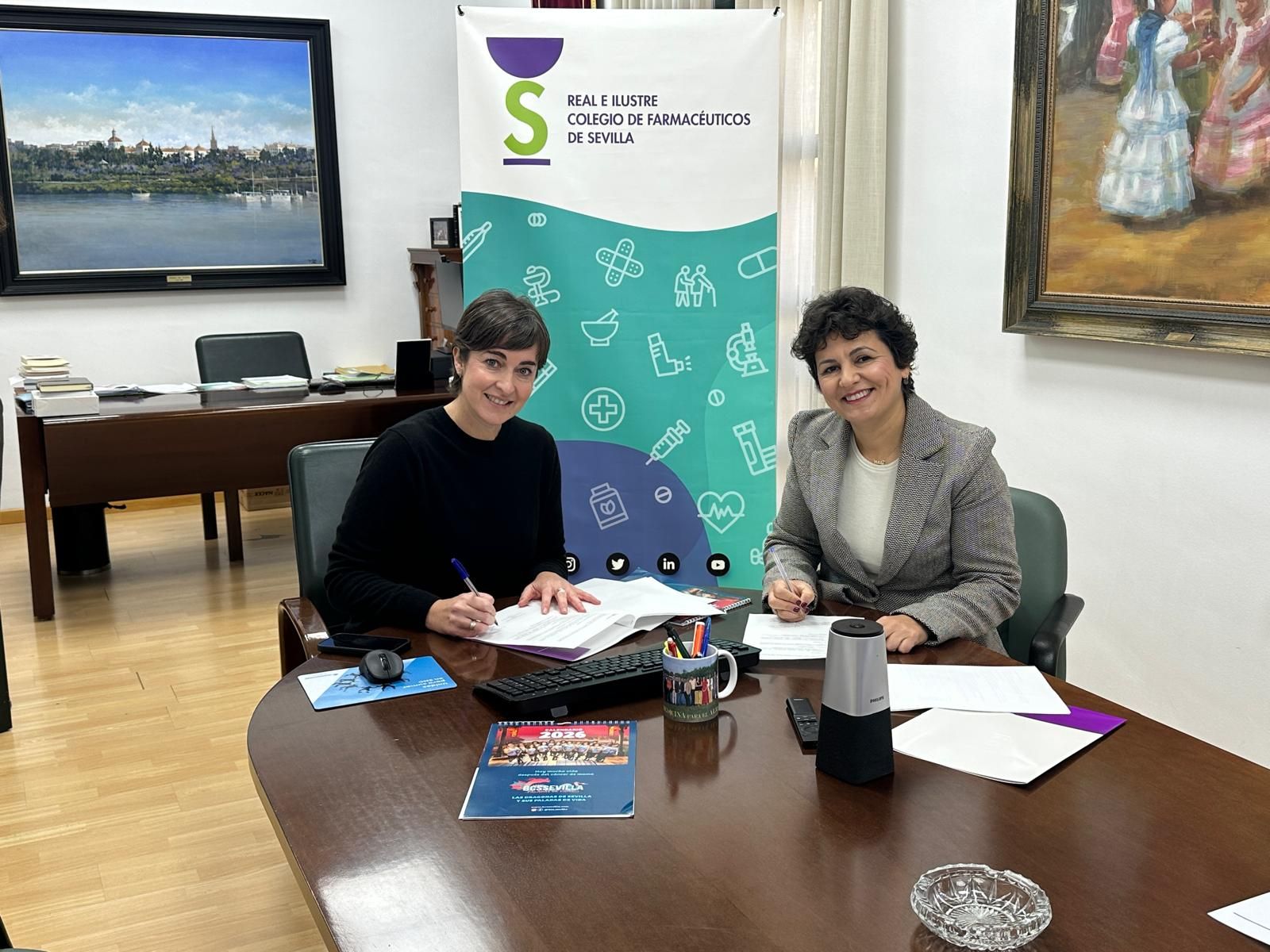 Un momento de la firma del acuerdo de colaboración firmado entre la Asociación Breast Cancer Survivor Sevilla (BCS Sevilla) y el Colegio de Farmacéuticos de Sevilla.
