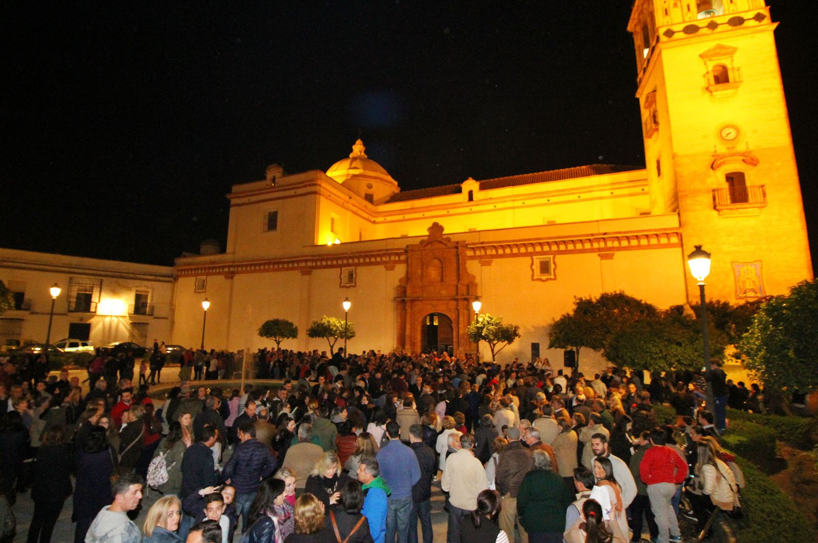 La concentración para pedir un nuevo párroco en Moguer, en imágenes