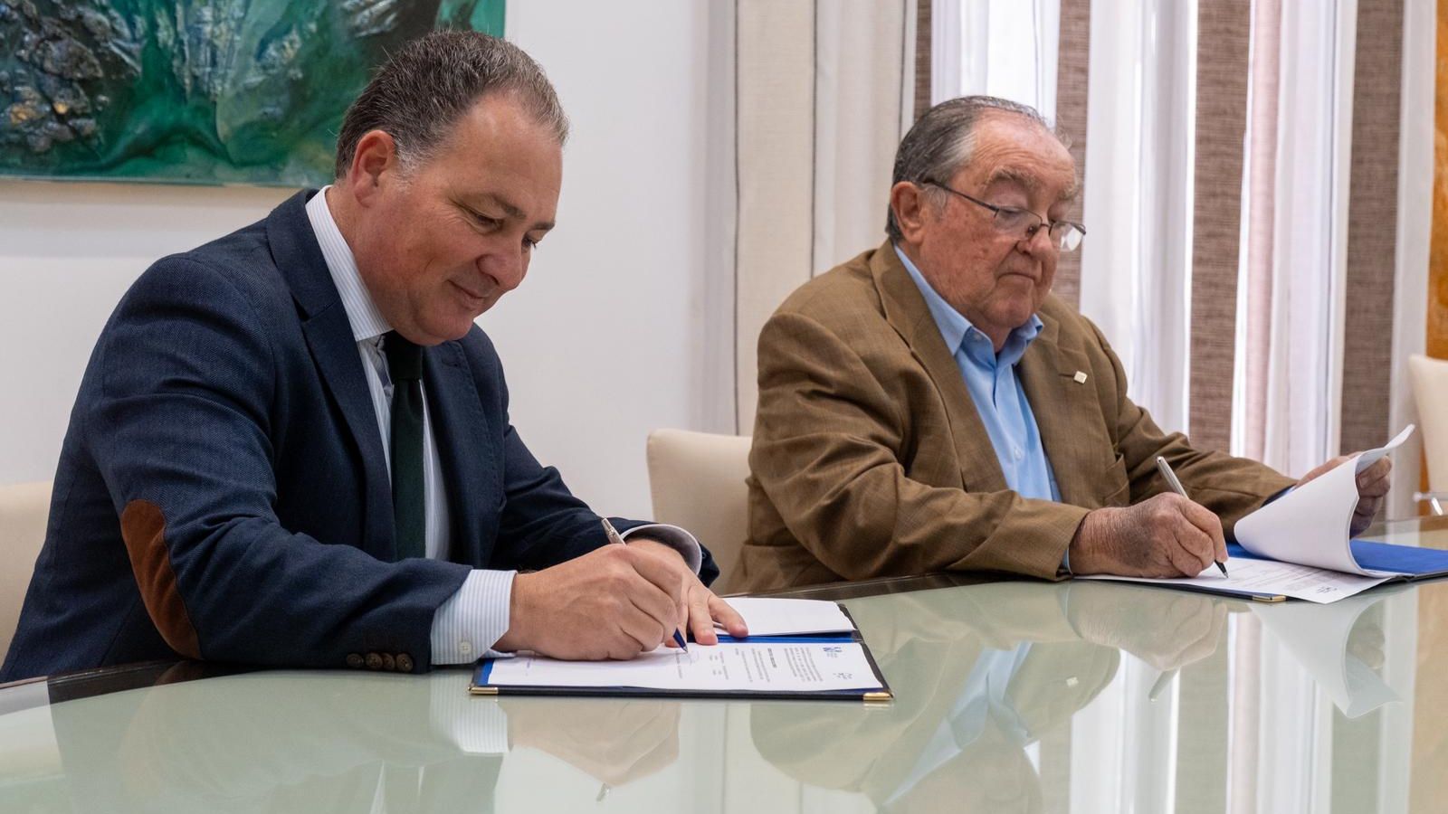 David Toscano y  Juan Manuel Díaz Cabrera en la firma del convenio.