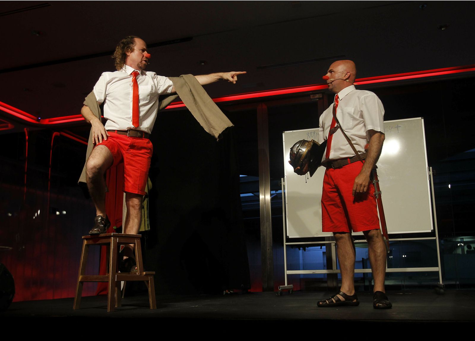 Práxedes Nieto y Víctor Carretero, Los Síndrome, en la obra 'Una de Romanos'.