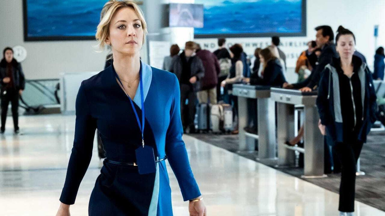 Kaley Cuoco es azafata de vuelo en 'The flight attendant'.