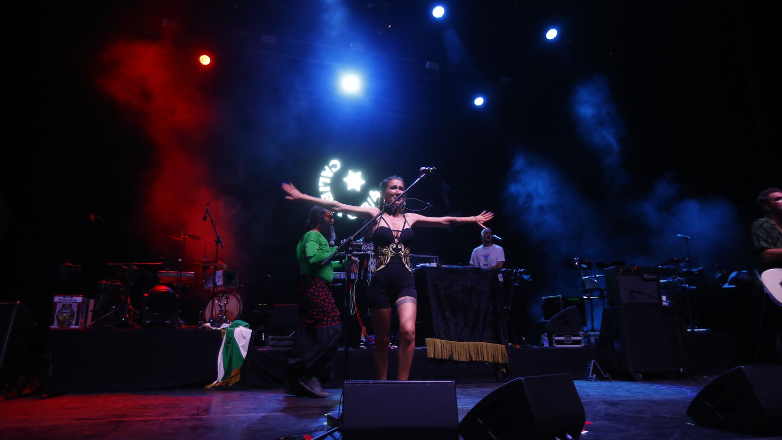 Rosana Pappalardo, con Manuel Chamorro detrás, en un momento del concierto de Califato 3/4.