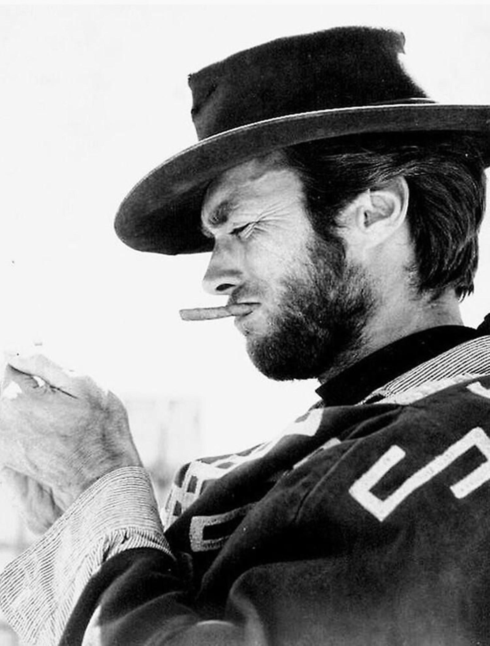 El bueno de Eastwood encendiendo su cigarro de tabaco liado