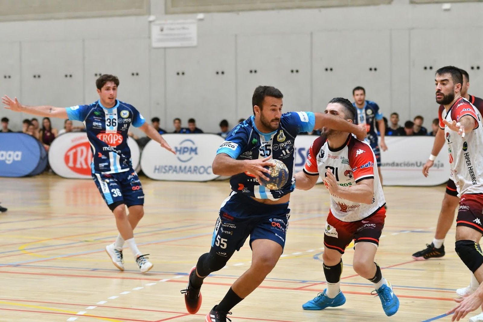 Alberto Castro encarando a portería.