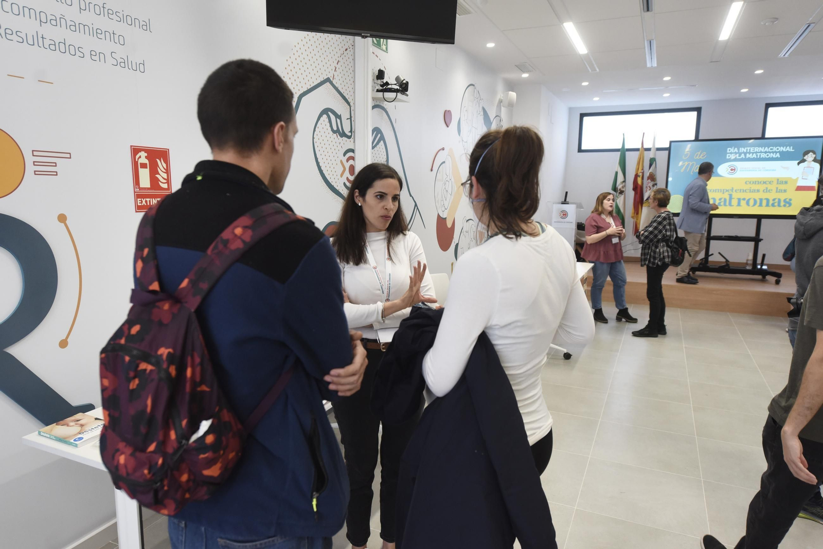 Córdoba celebra el Día de la Matrona con una sesión de 'belly painting'