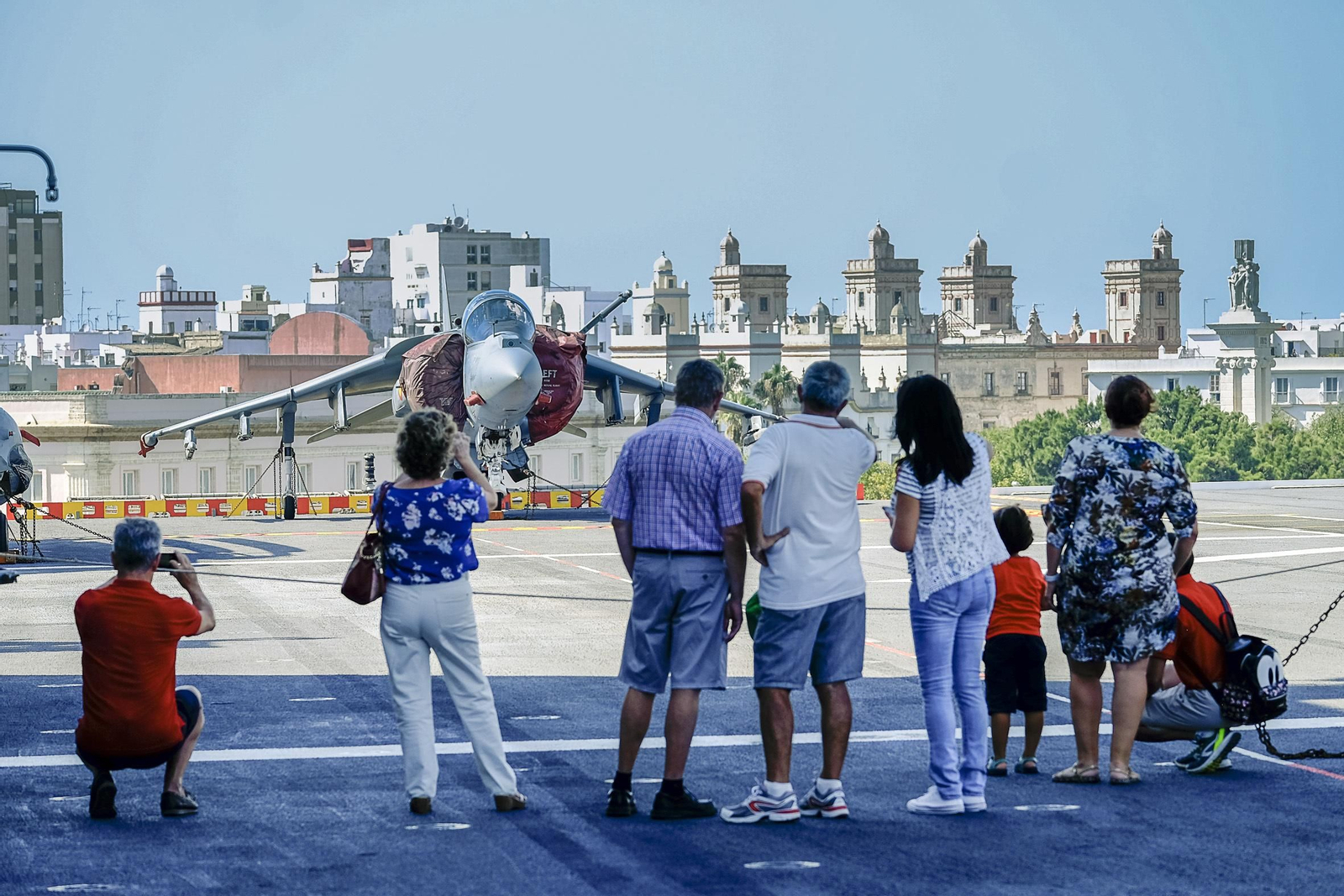 Jornada de puertas abiertas del 'Juan Carlos I' en el muelle de Cádiz