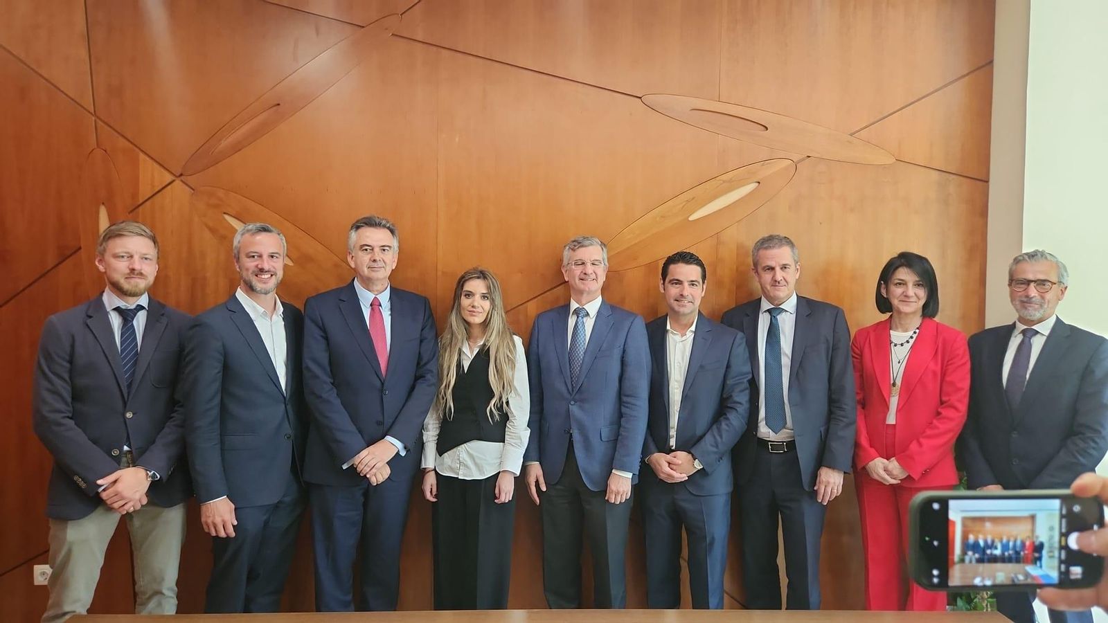 Los socios fundadores del clúster posan tras su constitución.