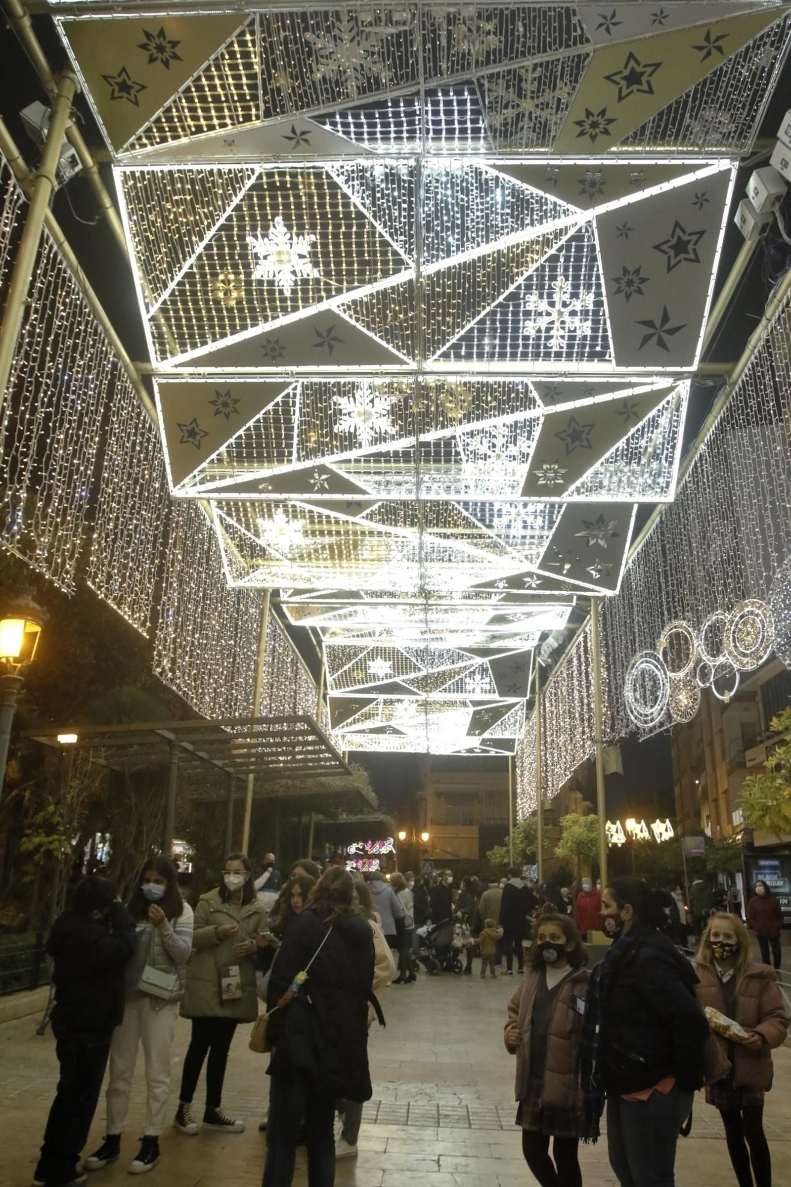 El encendido del espectacular alumbrado navideño de Puente Genil, en fotografías